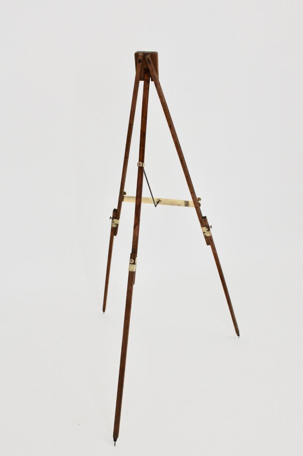This rare easel is something special and great for landscape painter - it is foldable and adjustable for taking away.
Each of the feet is individually to adjust - especially practical for impassable terrain.

The easel is also foldable and so it is