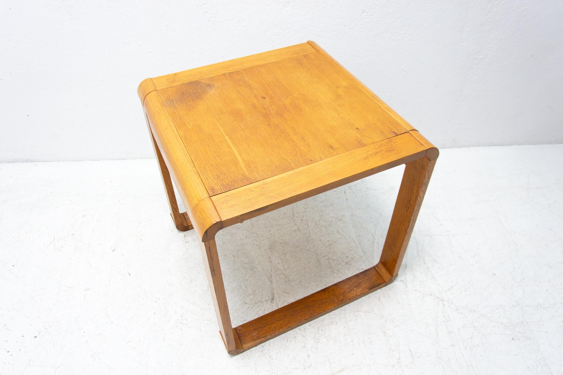 Mesa baja de haya, Checoslovaquia, años 70 en venta 4
