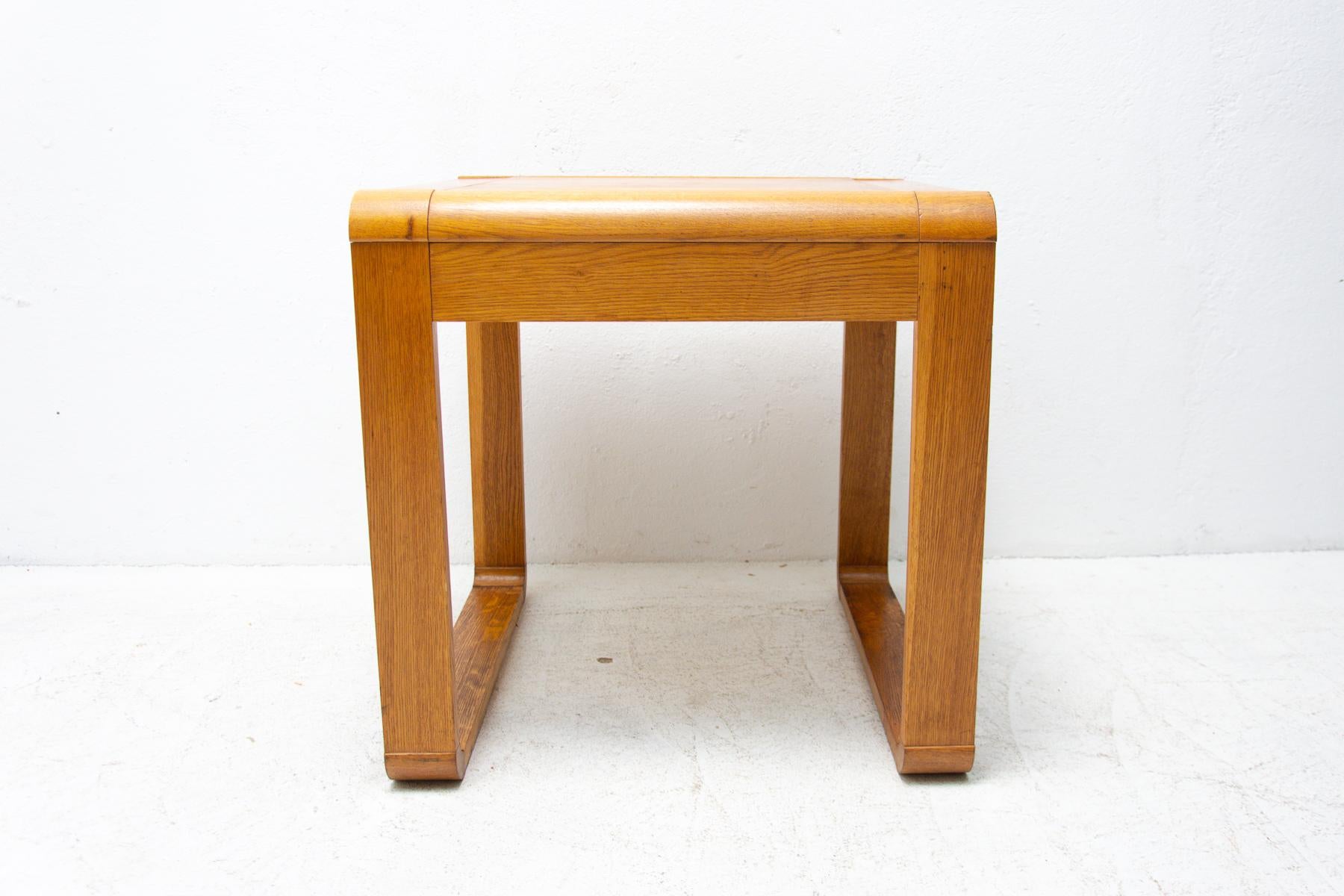 Dieser Couchtisch wurde in den 1970er Jahren in der ehemaligen Tschechoslowakei hergestellt. Der Tisch ist aus Buchenholz gefertigt. Es ist in original erhaltenem Zustand ohne Beschädigungen, zeigt Alters- und Gebrauchsspuren.