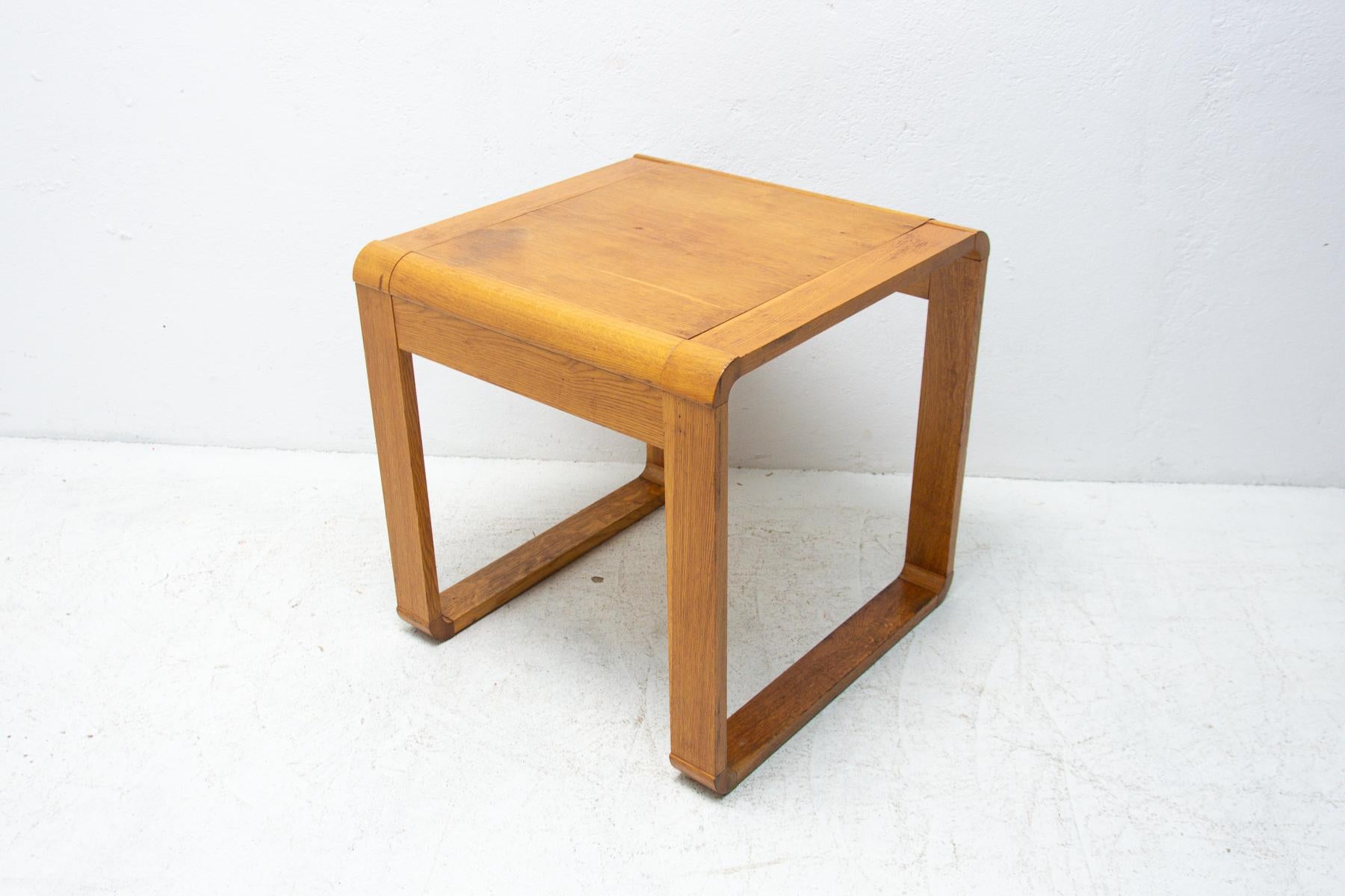 Mesa baja de haya, Checoslovaquia, años 70 siglo XX en venta