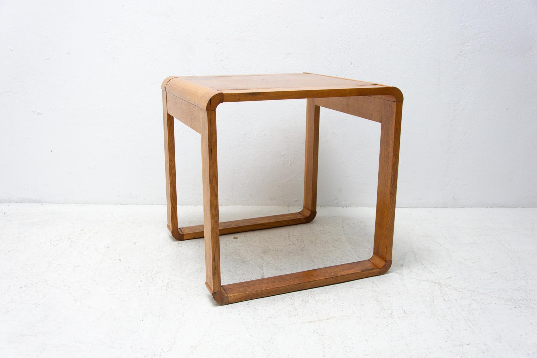 20ième siècle Table basse en bois de hêtre, Tchécoslovaquie, années 1970 en vente