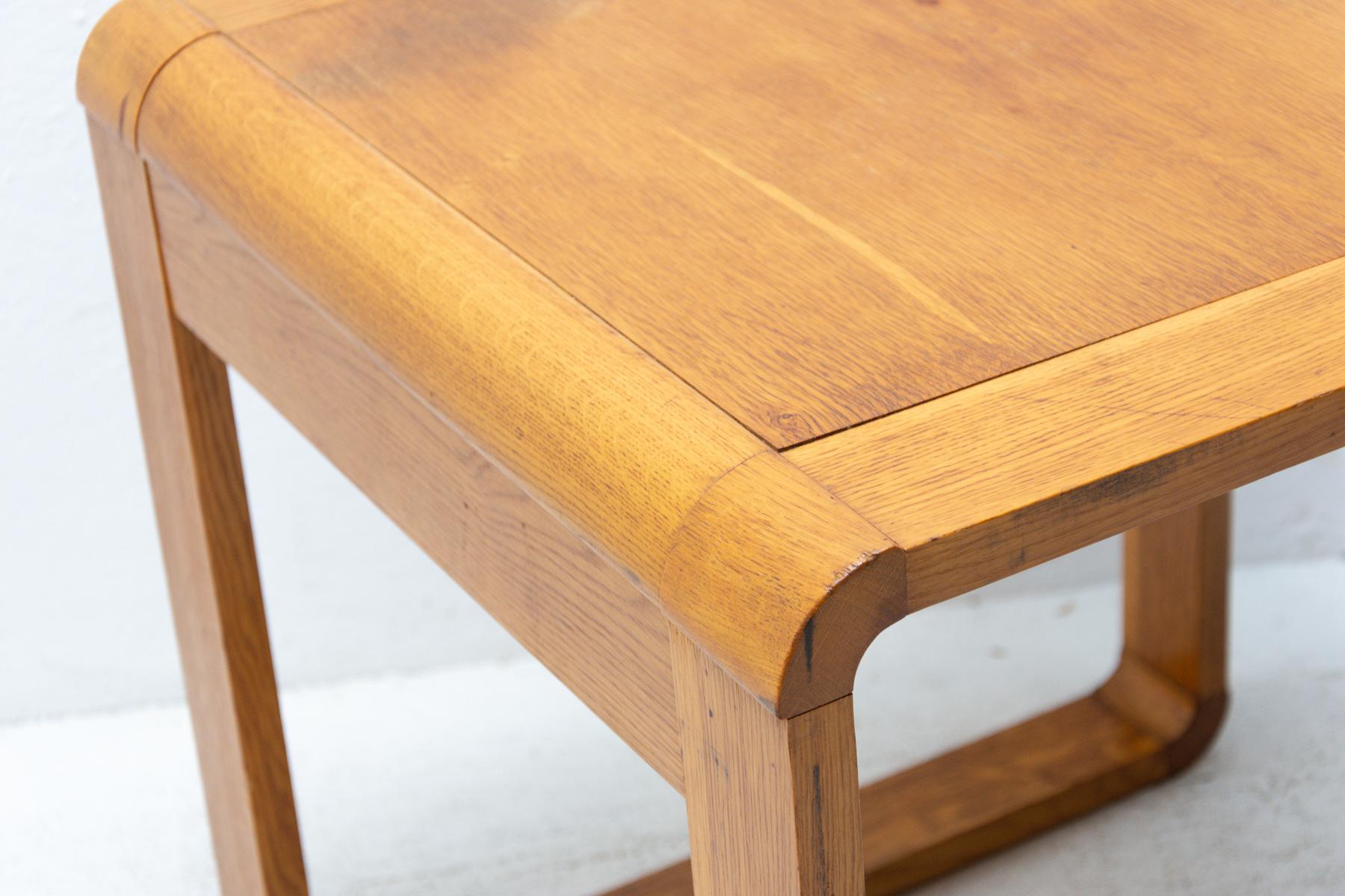 Table basse en bois de hêtre, Tchécoslovaquie, années 1970 en vente 1