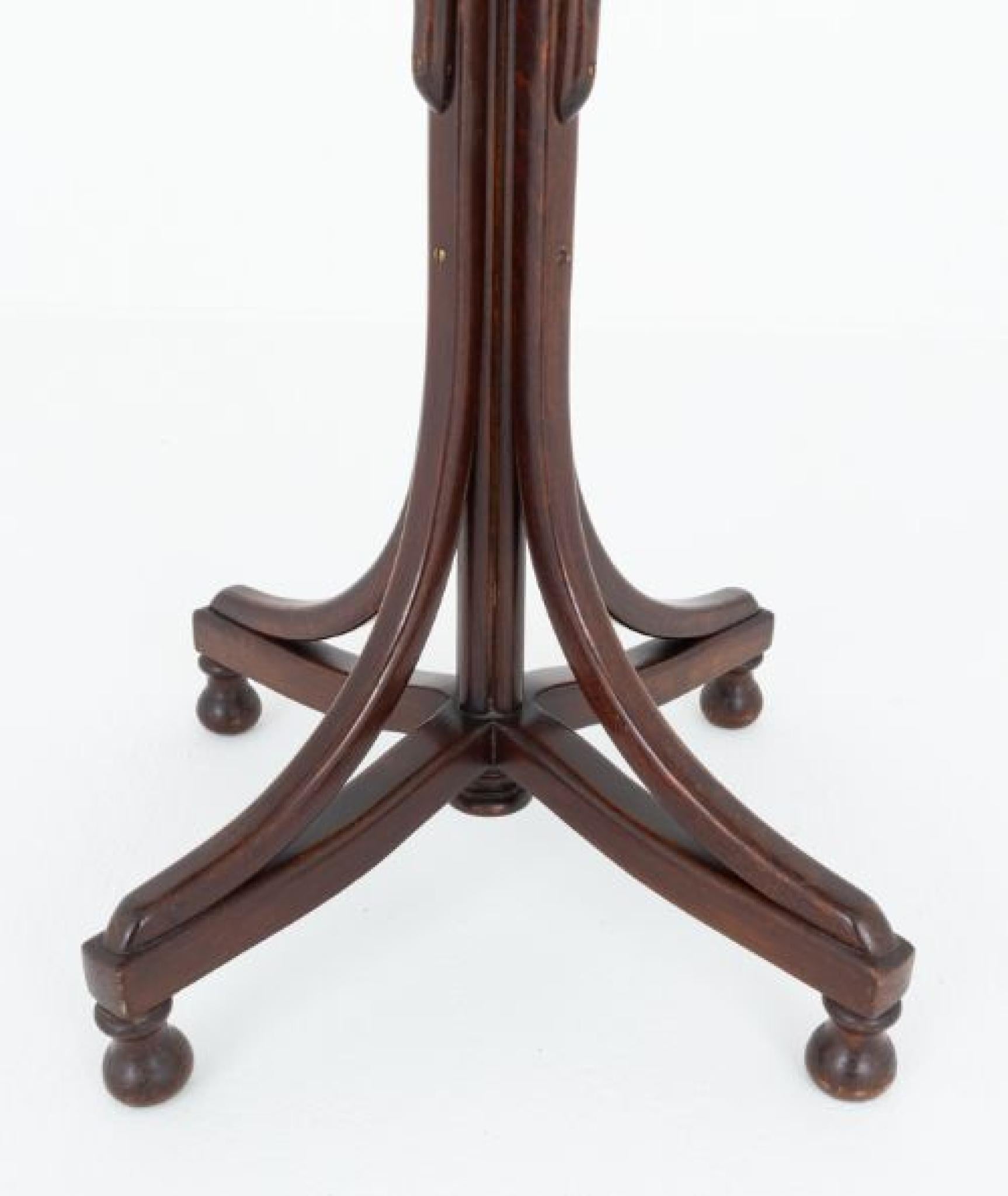 Un charmant porte-chapeaux et porte-manteaux en bois courbé, fabriqué en bois de hêtre, qui met en valeur l'élégance intemporelle du design européen classique.
Fabriqué selon la technique traditionnelle du bois courbé - où le bois est étuvé et