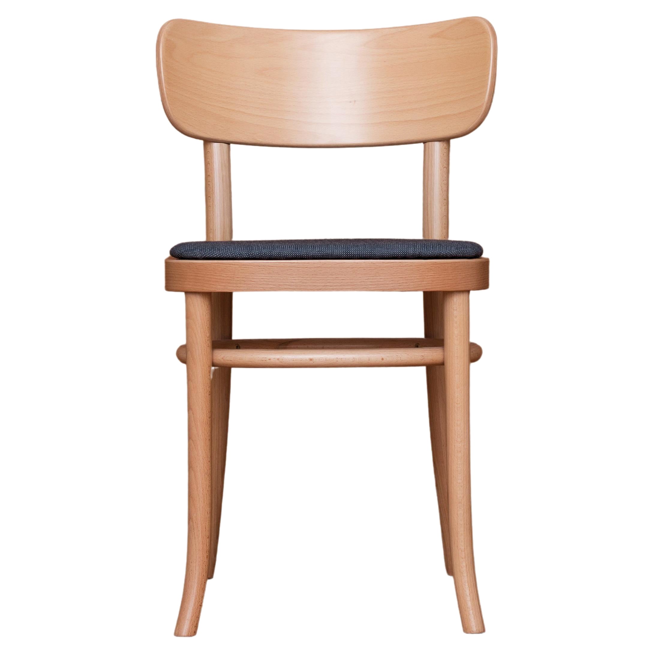 Chaise MZO en bois de hêtre avec assise tapissée en Kvadrat noir par Mazo Design en vente