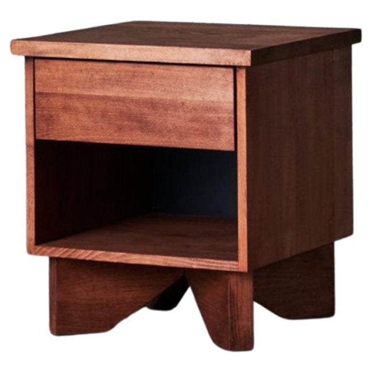 La Mesilla V Nogal es una mesilla multiusos fabricada en nogal macizo. Con mucho espacio de almacenamiento, esta mesa es tan funcional en tu dormitorio junto a la cama, como en el salón junto a un sillón o un sofá. La mesilla de noche de nogal se ha
