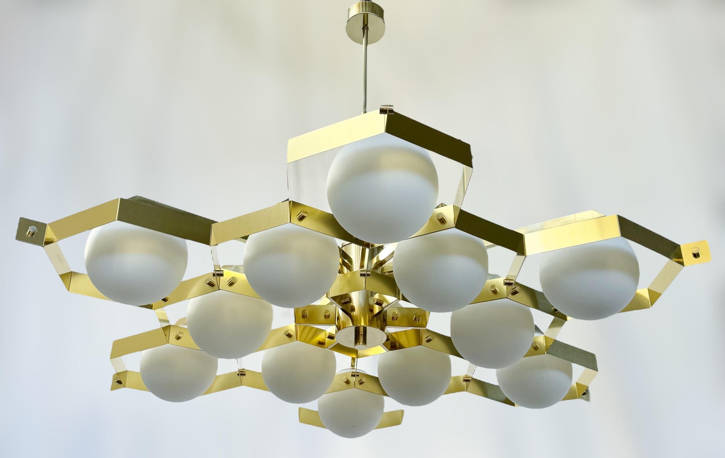 Lampadario italiano con globi in vetro di Murano montati su una struttura in ottone massiccio / Made in Italy
Disegnato da Fabio Ltd, ispirato agli stili di Angelo Lelli e Arredoluce.
12 luci / tipo E12 o E14 / max 40W ciascuna
Misure: Diametro 59