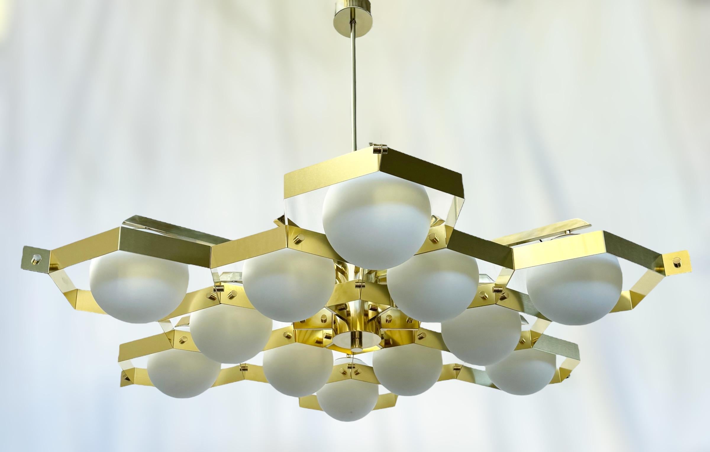 Mid-Century moderno Lampadario Beehive di Fabio Ltd in vendita