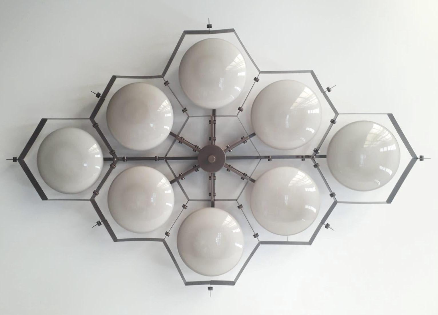 Encastré italien avec abat-jour en verre de Murano monté sur une monture en laiton massif / Fabriqué en Italie
Conçu par Fabio Ltd, inspiré par les styles Angelo Lelli et Arredoluce.
8 lampes / type E12 ou E14 / max 40W chacune
Longueur : 69 pouces