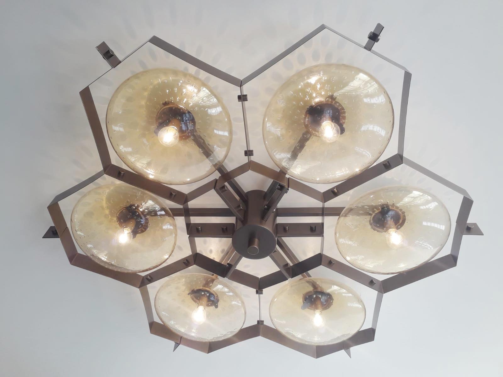 Lampada da incasso italiana con paralumi in vetro di Murano montati su una struttura in ottone massiccio / Made in Italy
Disegnato da Fabio Ltd, ispirato agli stili di Angelo Lelli e Arredoluce.
6 luci / E12 o E14 / max 40W ciascuna
Misure: Diametro