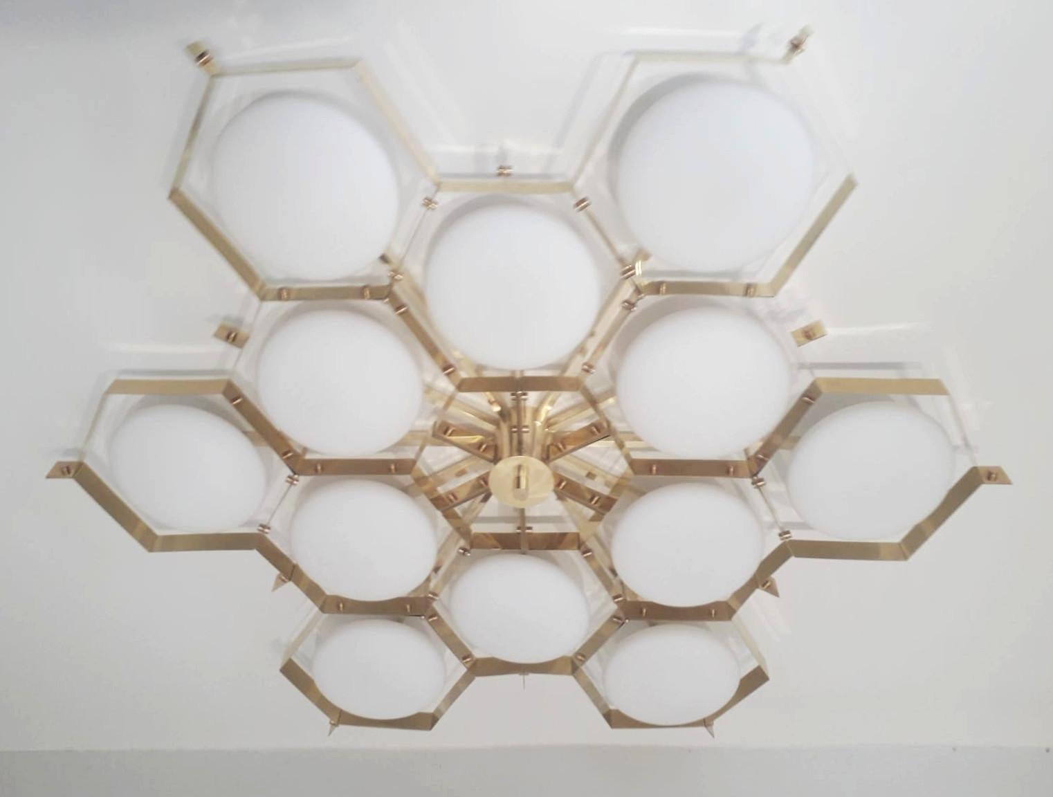 Encastré italien avec abat-jour en verre de Murano monté sur une monture en laiton massif / Fabriqué en Italie
Conçu par Fabio Ltd, inspiré par les styles Angelo Lelli et Arredoluce.
12 lampes / type E12 ou E14 / max 40W chacune
Mesures : Diamètre