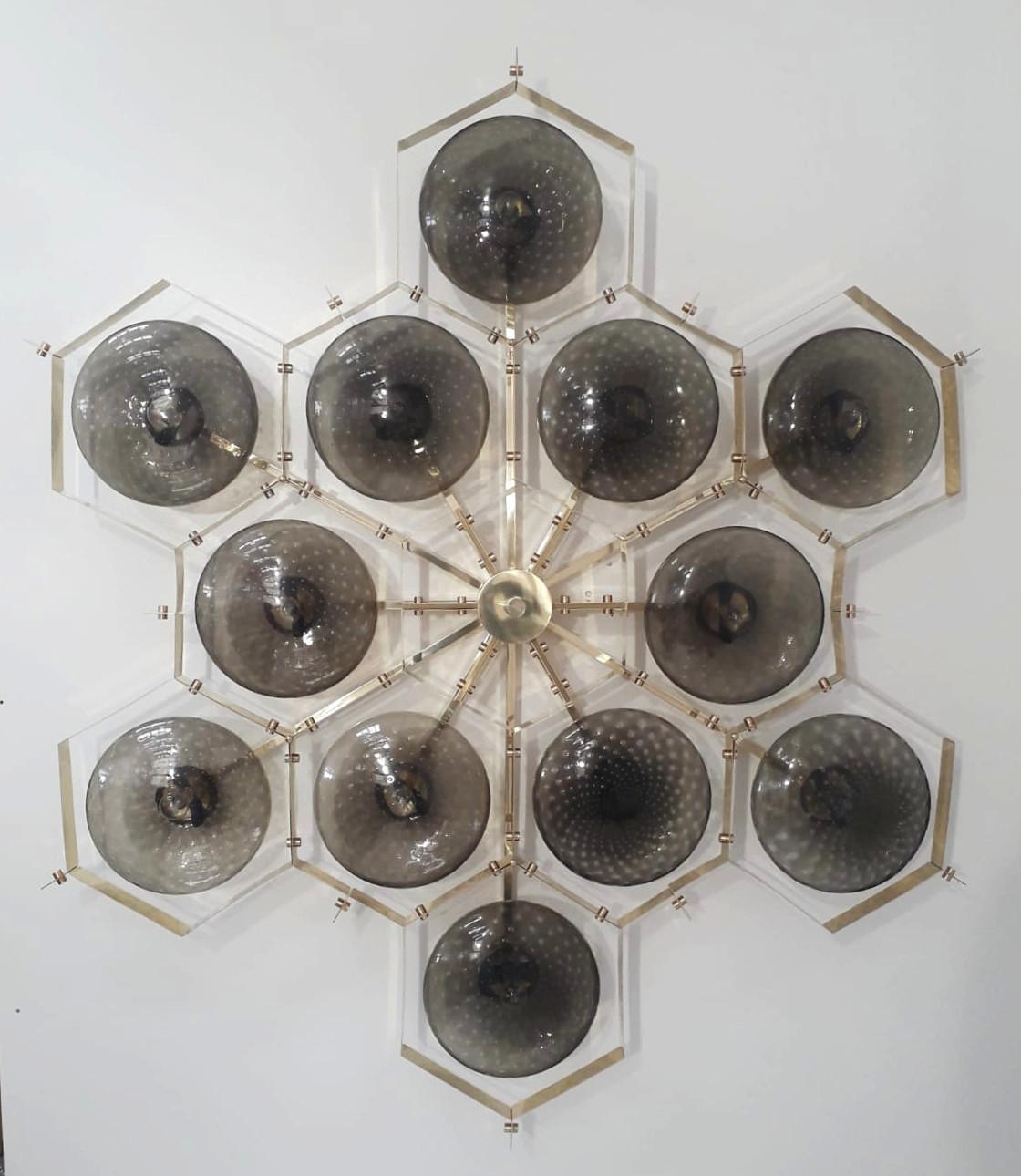 Encastré italien avec abat-jour en verre de Murano monté sur une monture en laiton massif / Fabriqué en Italie
Conçu par Fabio Ltd, inspiré par les styles Angelo Lelli et Arredoluce.
12 lampes / type E12 ou E14 / max 40W chacune
Mesures : Diamètre