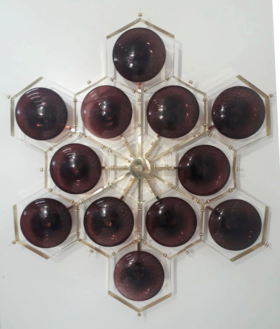 Encastré italien avec abat-jour en verre de Murano monté sur une monture en laiton massif / Fabriqué en Italie
Conçu par Fabio Ltd, inspiré par les styles Angelo Lelli et Arredoluce.
12 lampes / type E12 ou E14 / max 40W chacune
Mesures : Diamètre