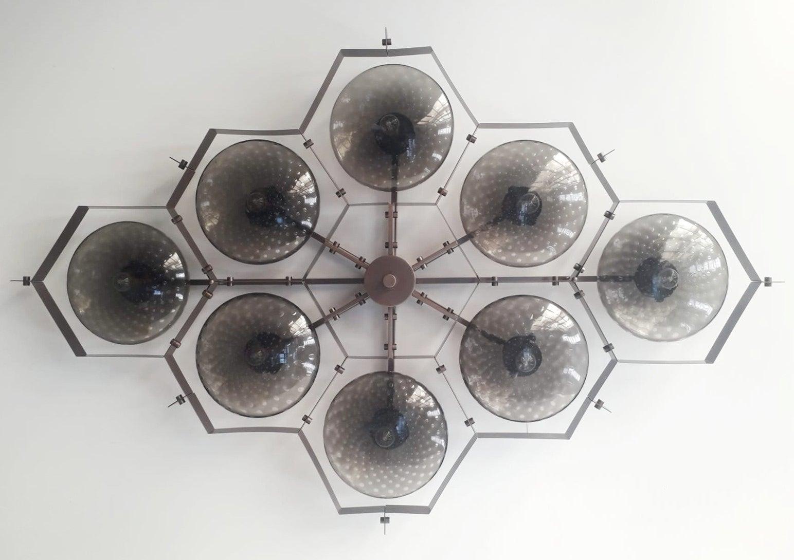Encastré italien avec abat-jour en verre de Murano monté sur une monture en laiton massif / Fabriqué en Italie
Conçu par Fabio Ltd, inspiré par les styles Angelo Lelli et Arredoluce.
8 lampes / type E12 ou E14 / max 40W chacune
Longueur : 69 pouces