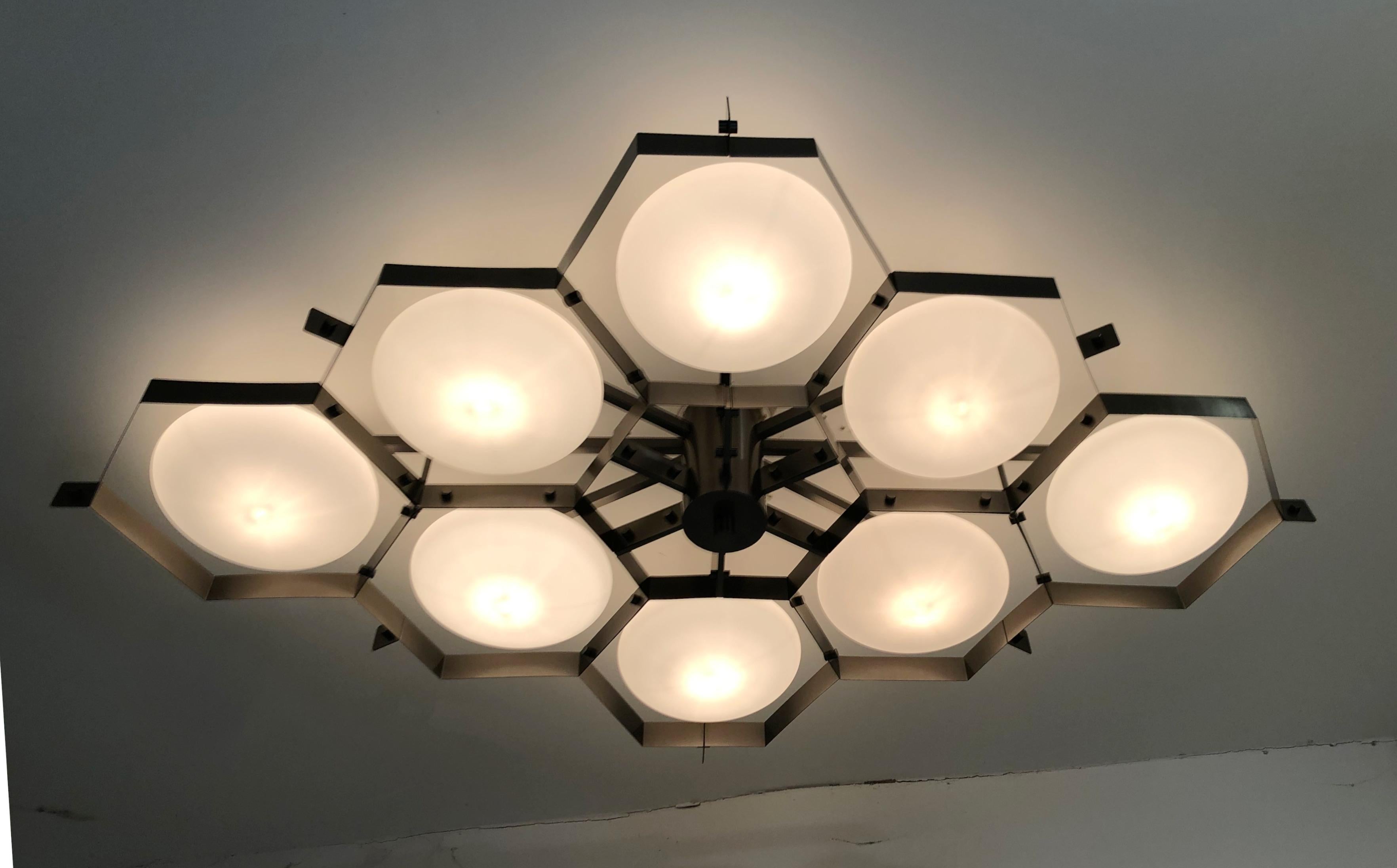 Encastré italien avec abat-jour en verre de Murano monté sur une monture en laiton massif / Fabriqué en Italie
Conçu par Fabio Ltd, inspiré par les styles Angelo Lelli et Arredoluce.
8 lampes / type E12 ou E14 / max 40W chacune
Longueur : 69 pouces