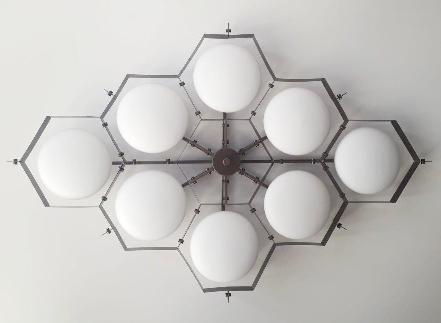 Encastré italien avec abat-jour en verre de Murano monté sur une monture en laiton massif / Fabriqué en Italie
Conçu par Fabio Ltd, inspiré par les styles Angelo Lelli et Arredoluce.
8 lampes / type E12 ou E14 / max 40W chacune
Longueur : 69 pouces