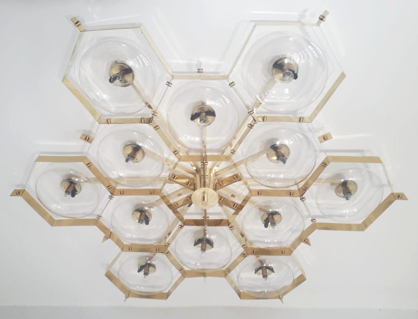 Encastré italien avec abat-jour en verre de Murano monté sur une monture en laiton massif / Fabriqué en Italie
Conçu par Fabio Ltd, inspiré par les styles Angelo Lelli et Arredoluce.
12 lampes / type E12 ou E14 / max 40W chacune
Mesures : Diamètre