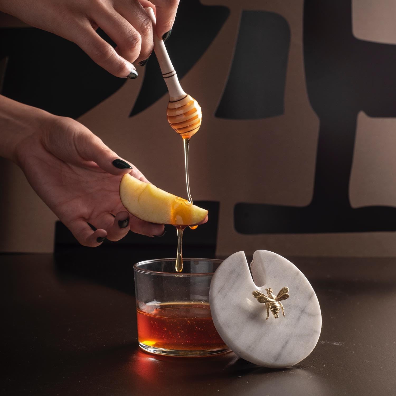 Der Bienenstock-Honigtopf von bruci ist ein faszinierendes Wunderwerk der Opulenz, eine wahre Verkörperung des dekorativen Luxus. Dieses kunstvoll gefertigte Glasgefäß wird durch einen handgeschnitzten Marmordeckel mit einer prächtigen goldenen