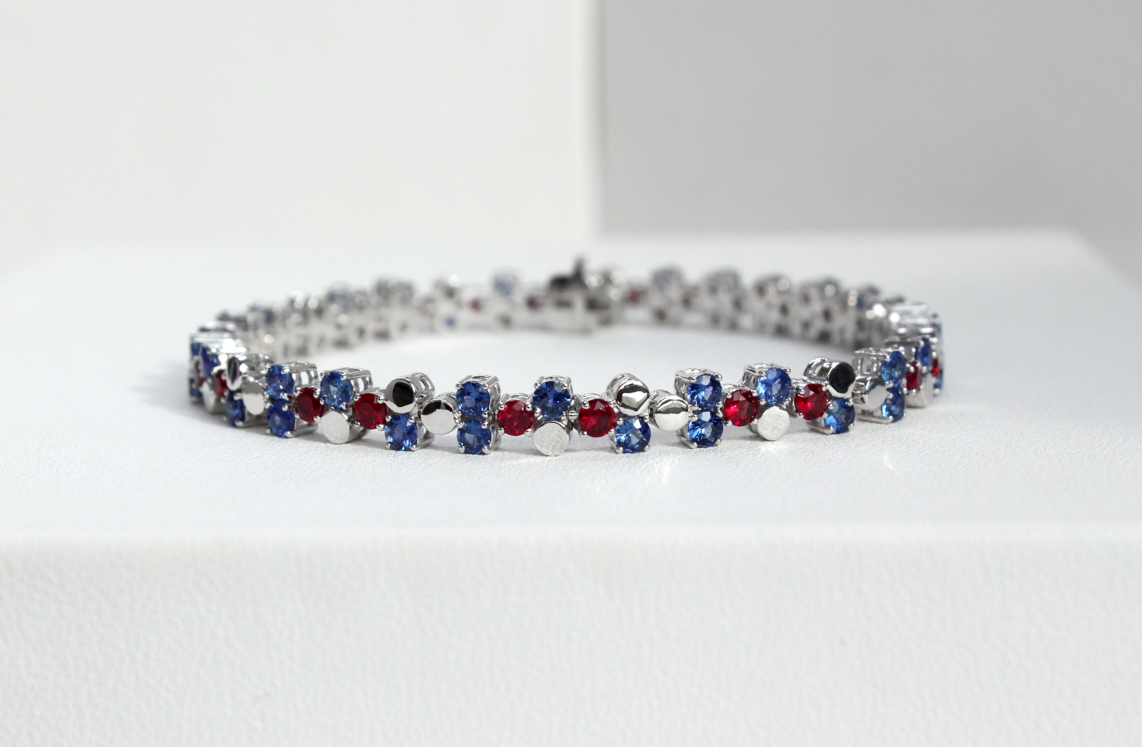 Brilliant Cut Beehive-inspired Bracelet: made 18K Gold with natural rubies and blue sapphires For Sale