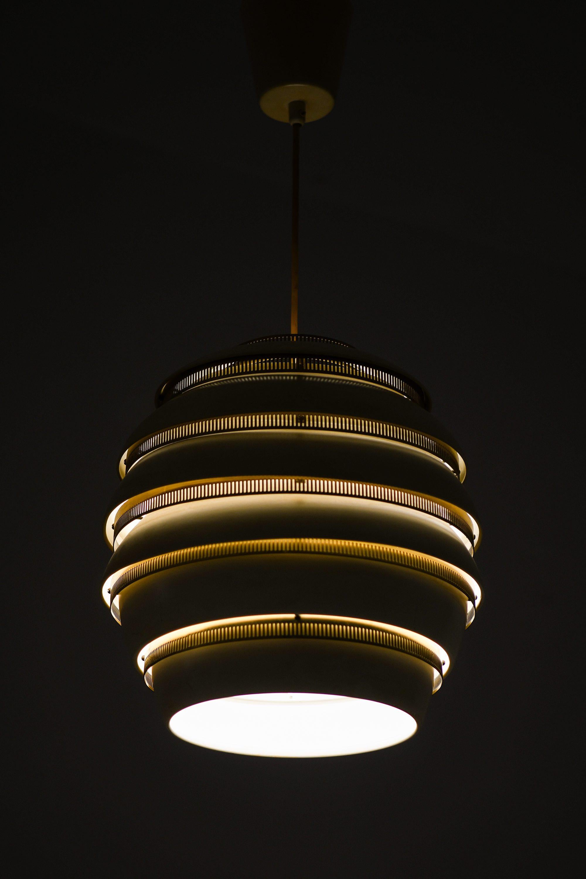Scandinavian Modern Beehive Lamp in Brass, White Lacquered Metal by Alvar Aalto, 1953 For Sale