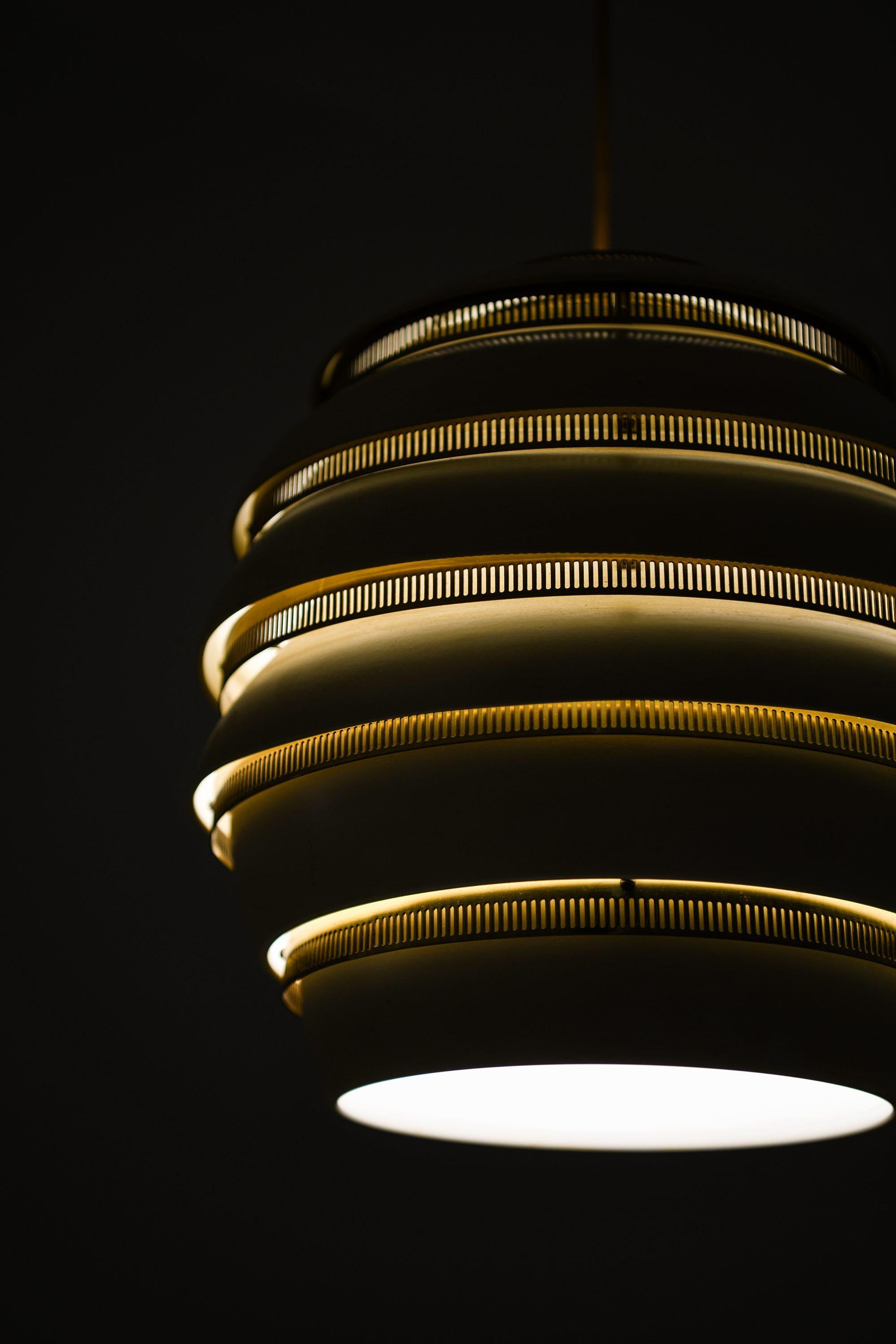 Beehive Lamp in Brass, White Lacquered Metal by Alvar Aalto, 1953 In Good Condition For Sale In Limhamn, Skåne län
