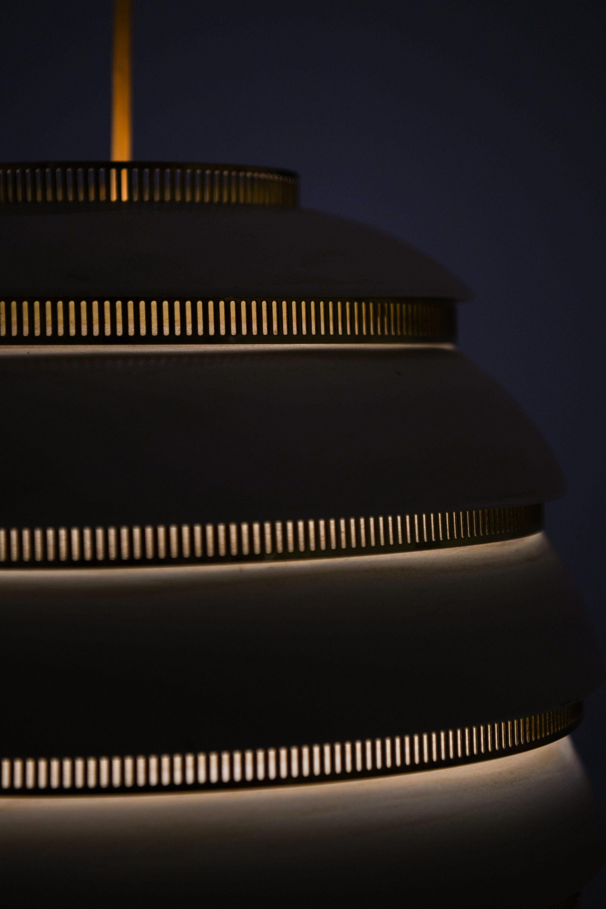 Beehive Lamp in Brass, White Lacquered Metal by Alvar Aalto, 1953 For Sale 1