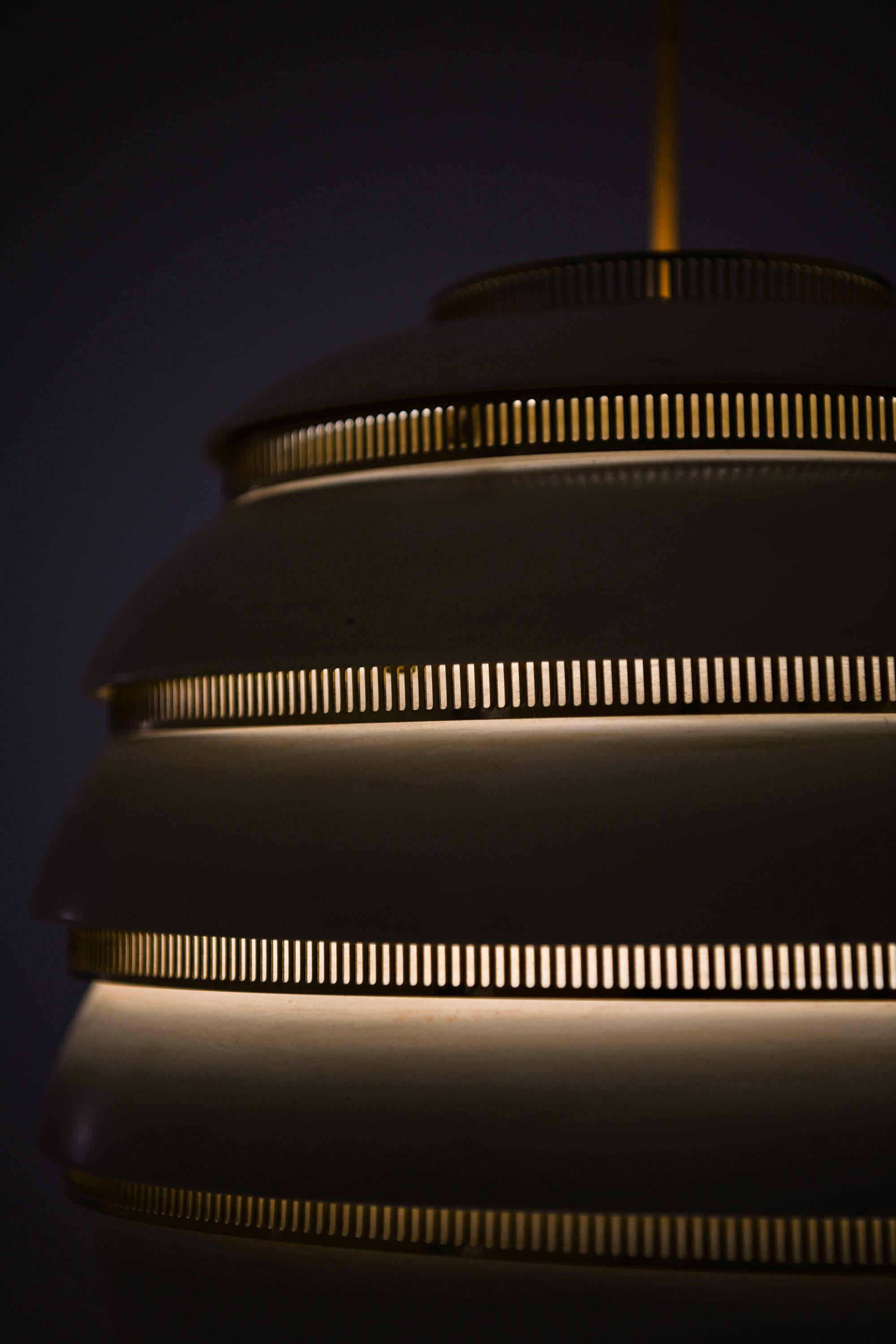 Beehive Lamp in Brass, White Lacquered Metal by Alvar Aalto, 1953 For Sale 3