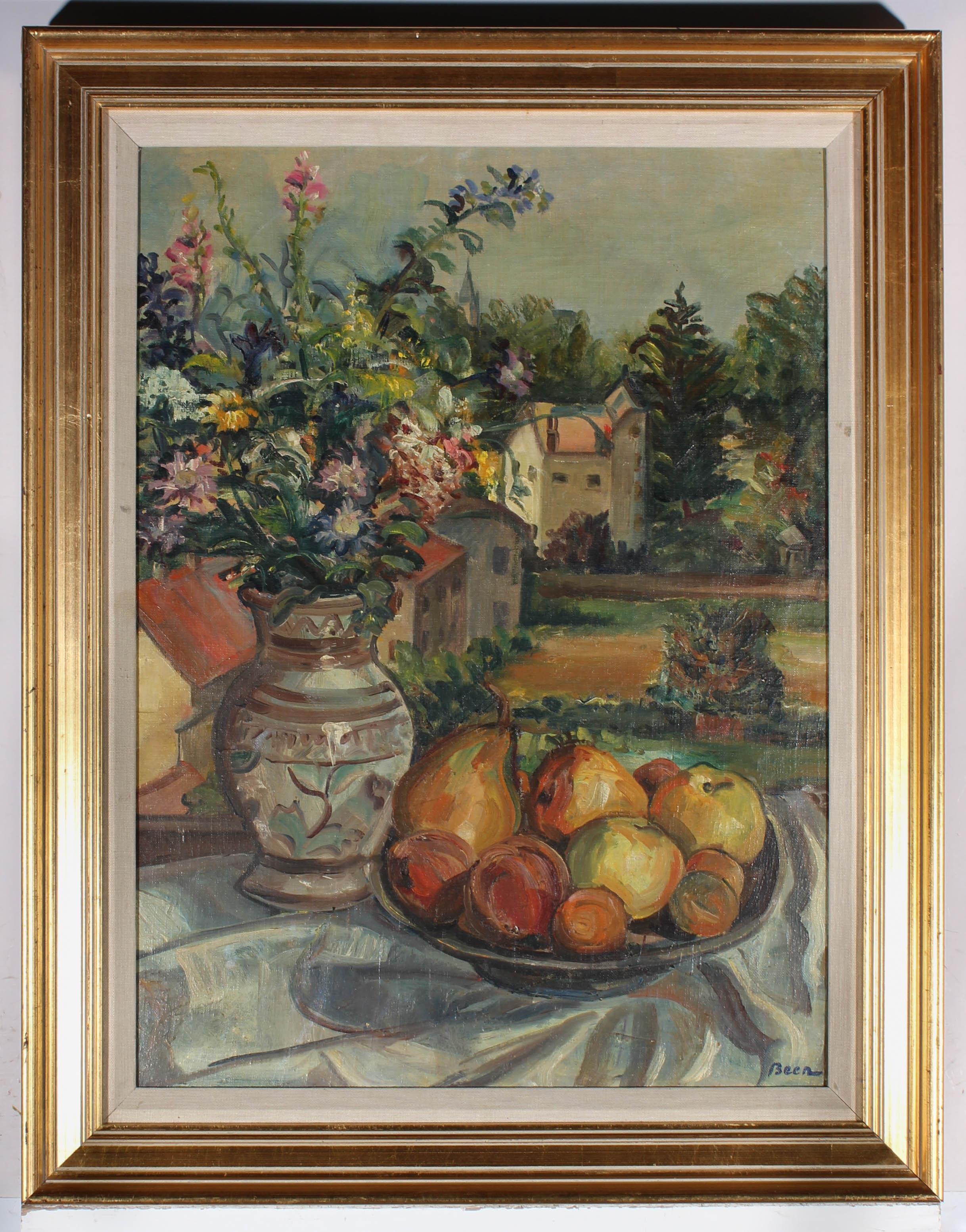 Bonito bodegón de mediados de siglo, que muestra un cuenco de fruta y un jarrón pintado a mano lleno de flores, situados en una ventana abierta con una pintoresca vista sobre los tejados de un pueblo rural. El uso que hace el artista de colores