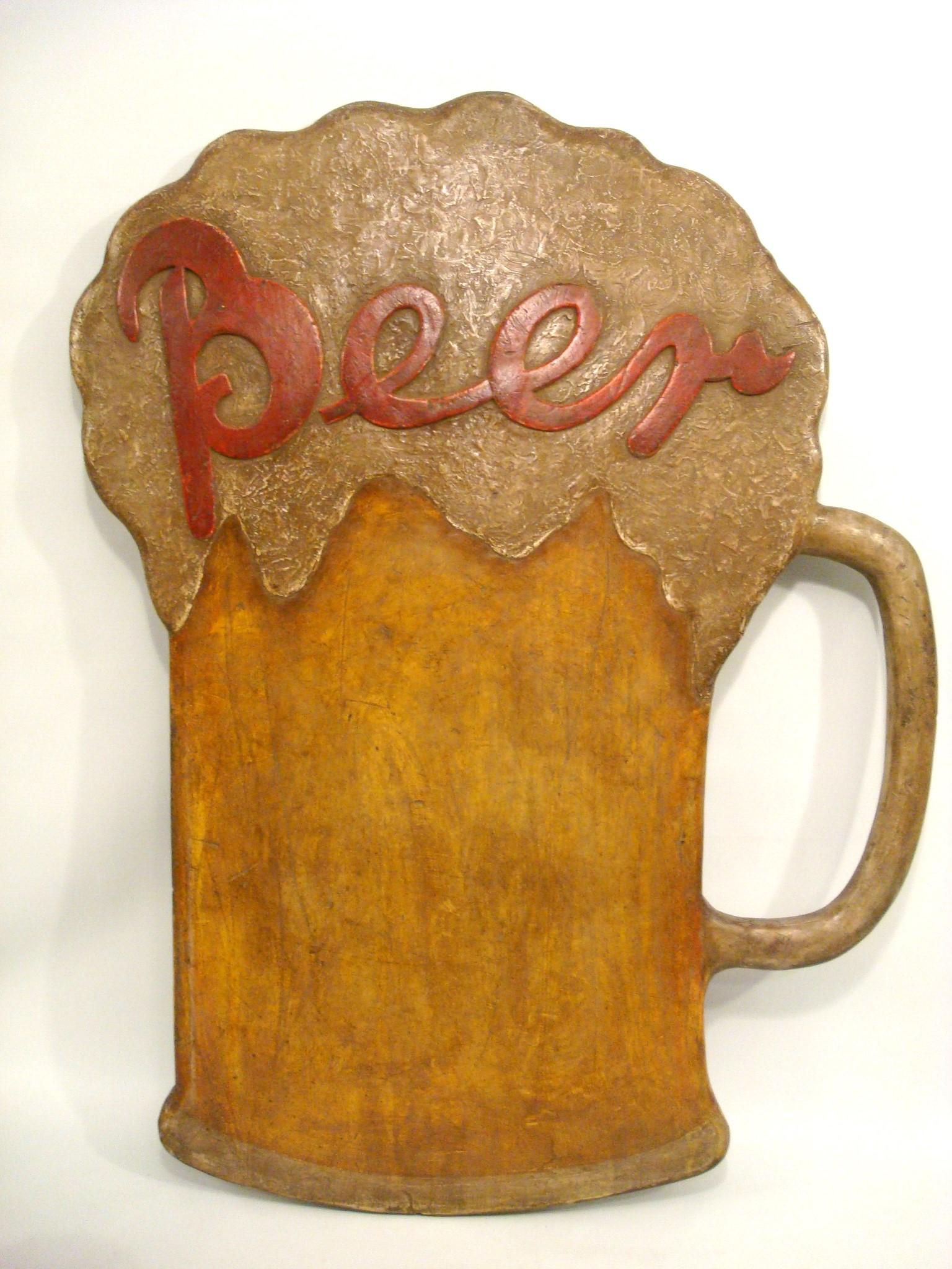 Bierkrug / Becher Kneipenschild. Mid Century Wall Hanging Folk Art Sign. 1940's. Bar Collectible.
Das perfekte Geschenk für jeden Bierfan. Perfekt für jede Männerhöhle.
Der Zustand des Schildes ist wie auf den Bildern gezeigt, das Schild ist