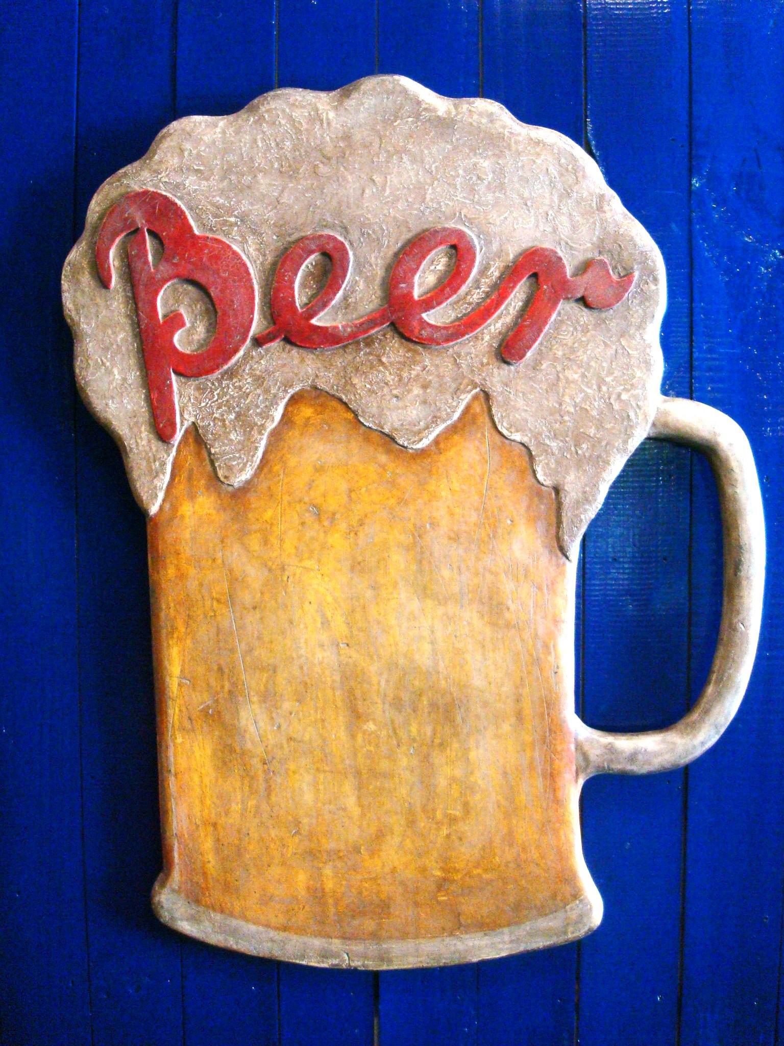 Beer Stein / Mug Pub Sign. Mid Century Wall Hanging Folk Art Sign. 1940´s In Good Condition For Sale In Buenos Aires, Olivos