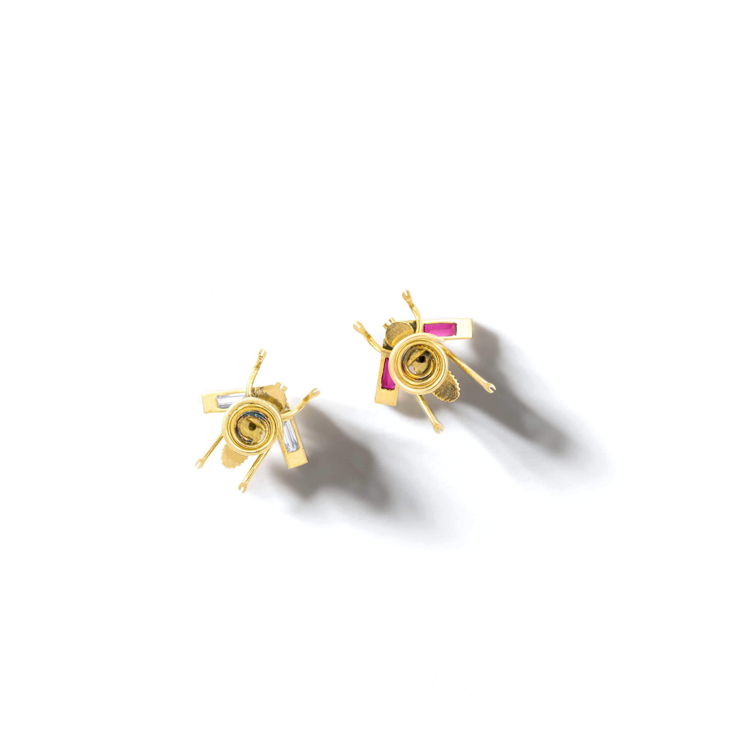 Bees Diamond and Red Stone Gold Pins In Excellent Condition For Sale In Geneva, CH