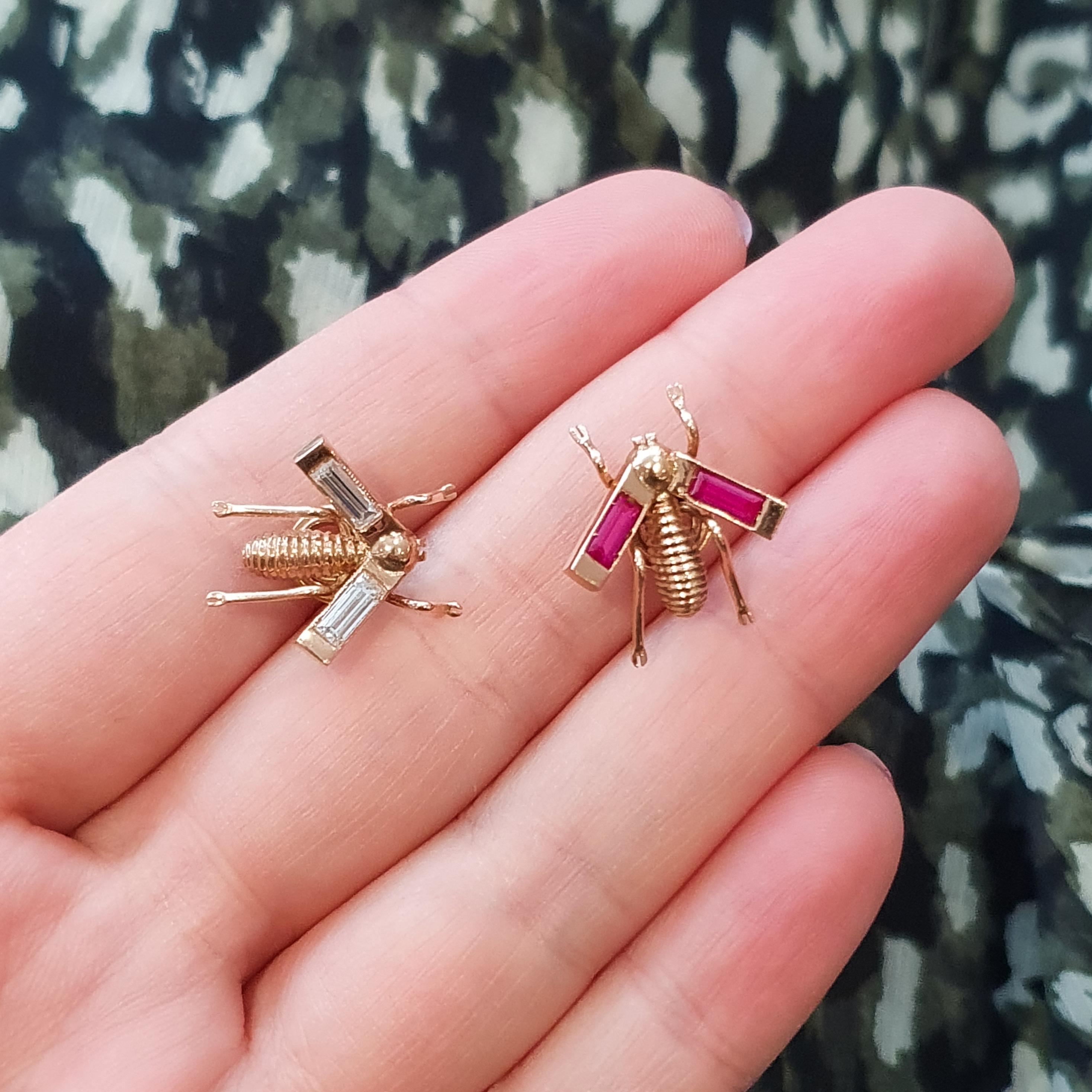 Stylized Bees Diamond baguette cut and Red Stone on yellow Gold Pins.
Circa 1970.
Size: 0.59 x 0.59 inch (1.50 x 1.50 centimeters).
Total weight: 3.41 grams.