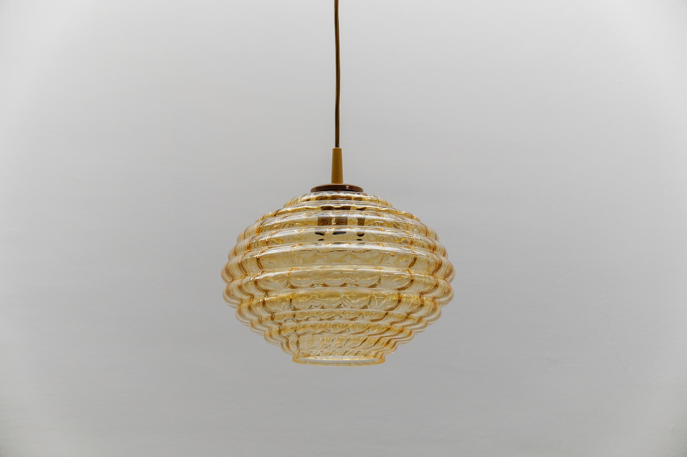 Lampada a sospensione in vetro ambrato Bee's Nest, Germania, 1960 in vendita 3
