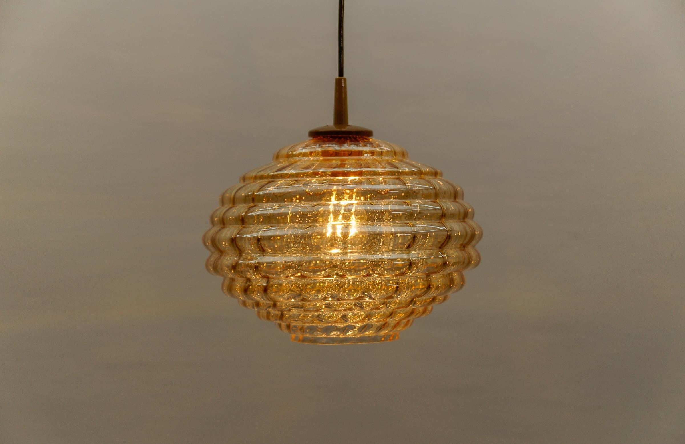 Lampada a sospensione in vetro ambrato Bee's Nest, Germania, 1960 in vendita 4