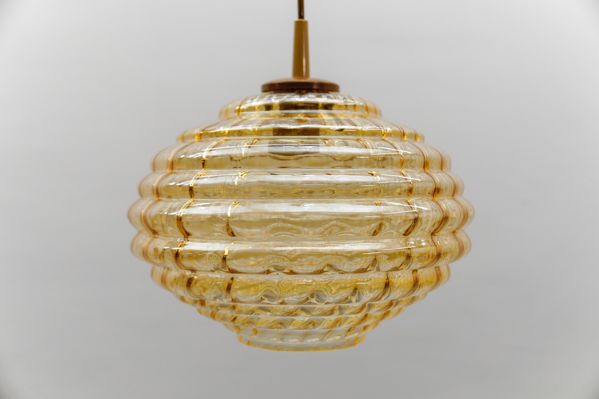 Lampada a sospensione in vetro ambrato Bee's Nest, Germania, 1960 in vendita 5
