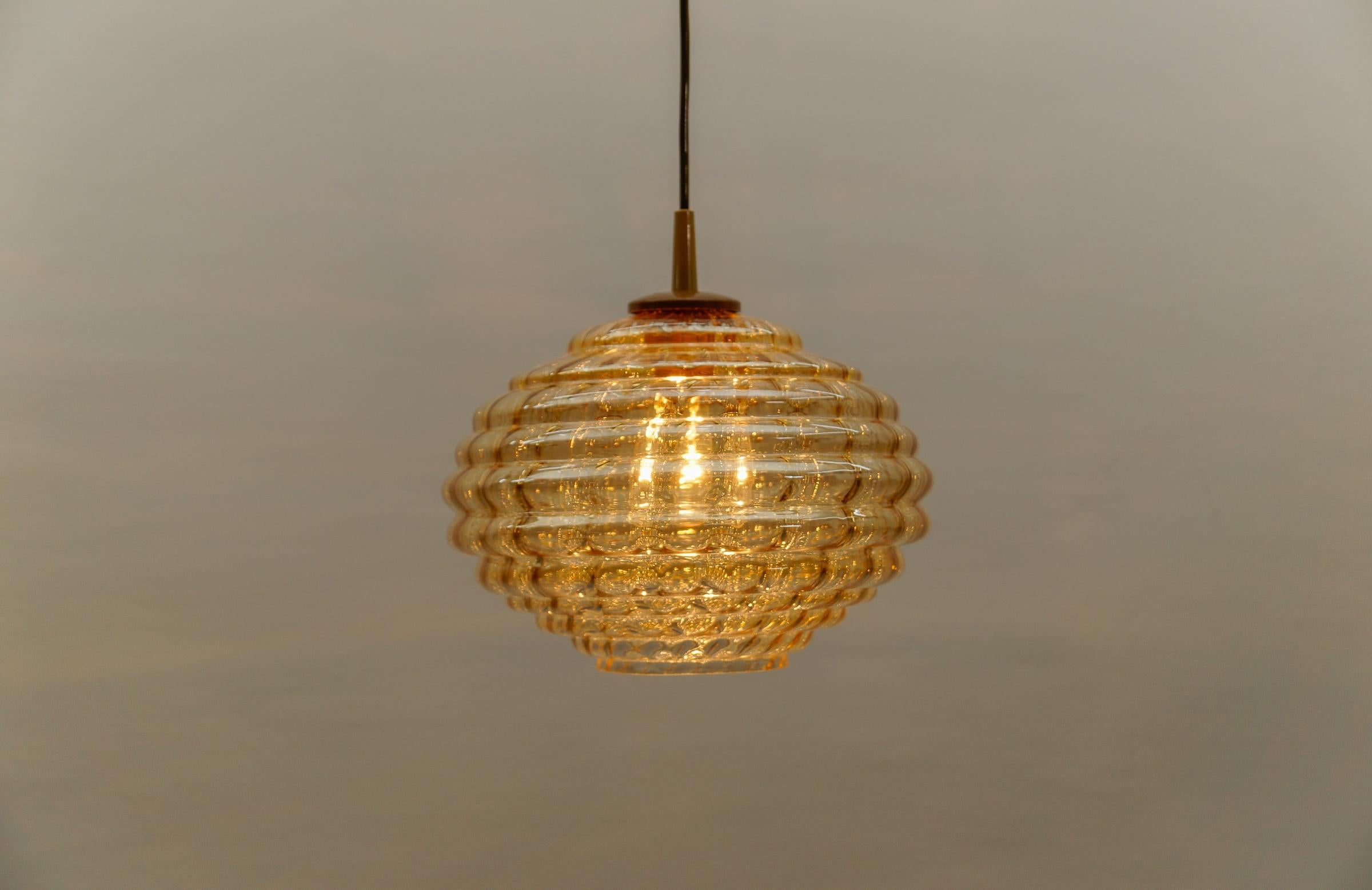 Lampada a sospensione in vetro ambrato Bee's Nest, Germania, 1960 in vendita 6