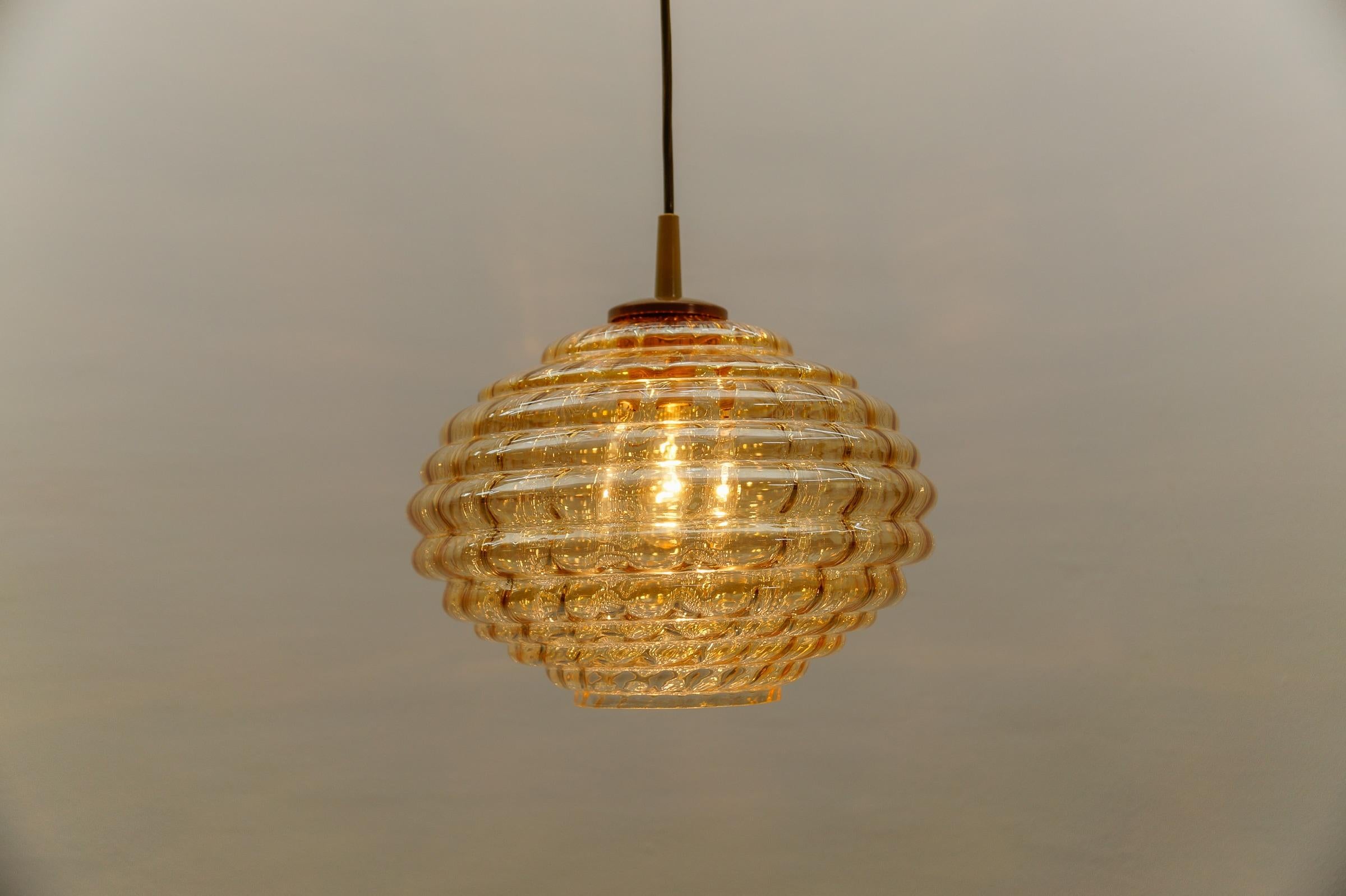 Lampada a sospensione in vetro ambrato Bee's Nest, Germania, 1960 in vendita 8