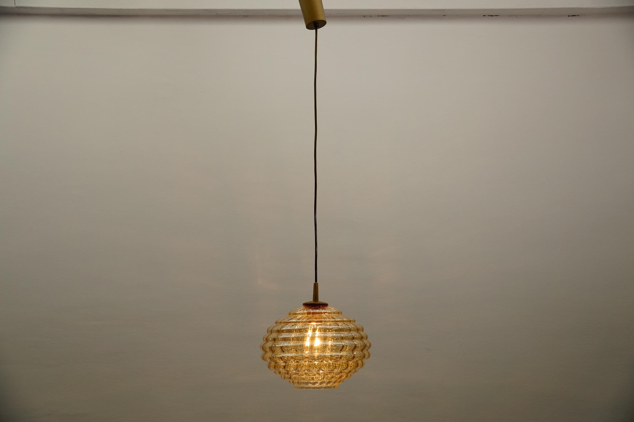 Lampada a sospensione in vetro ambrato Bee's Nest, Germania, 1960

Altezza regolabile in continuo da 45 cm a 90 cm.

Completamente funzionante.

Con presa E27. Funziona con 220V e 110V.

Il cablaggio è adatto a tutti i paesi.
