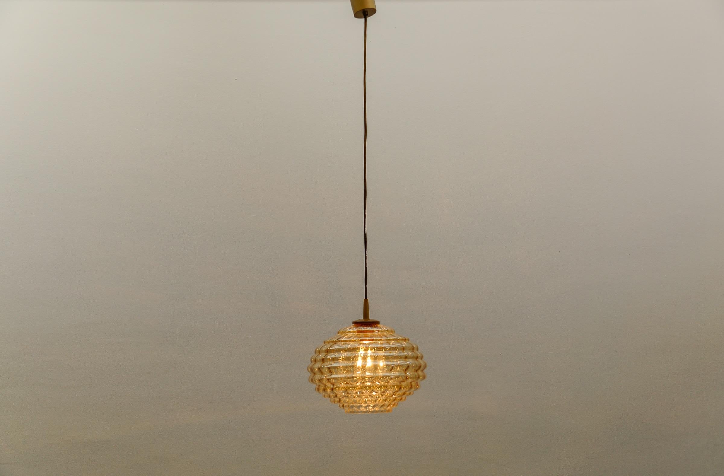 Lampada a sospensione in vetro ambrato Bee's Nest, Germania, 1960 In condizioni buone in vendita a Nürnberg, Bayern