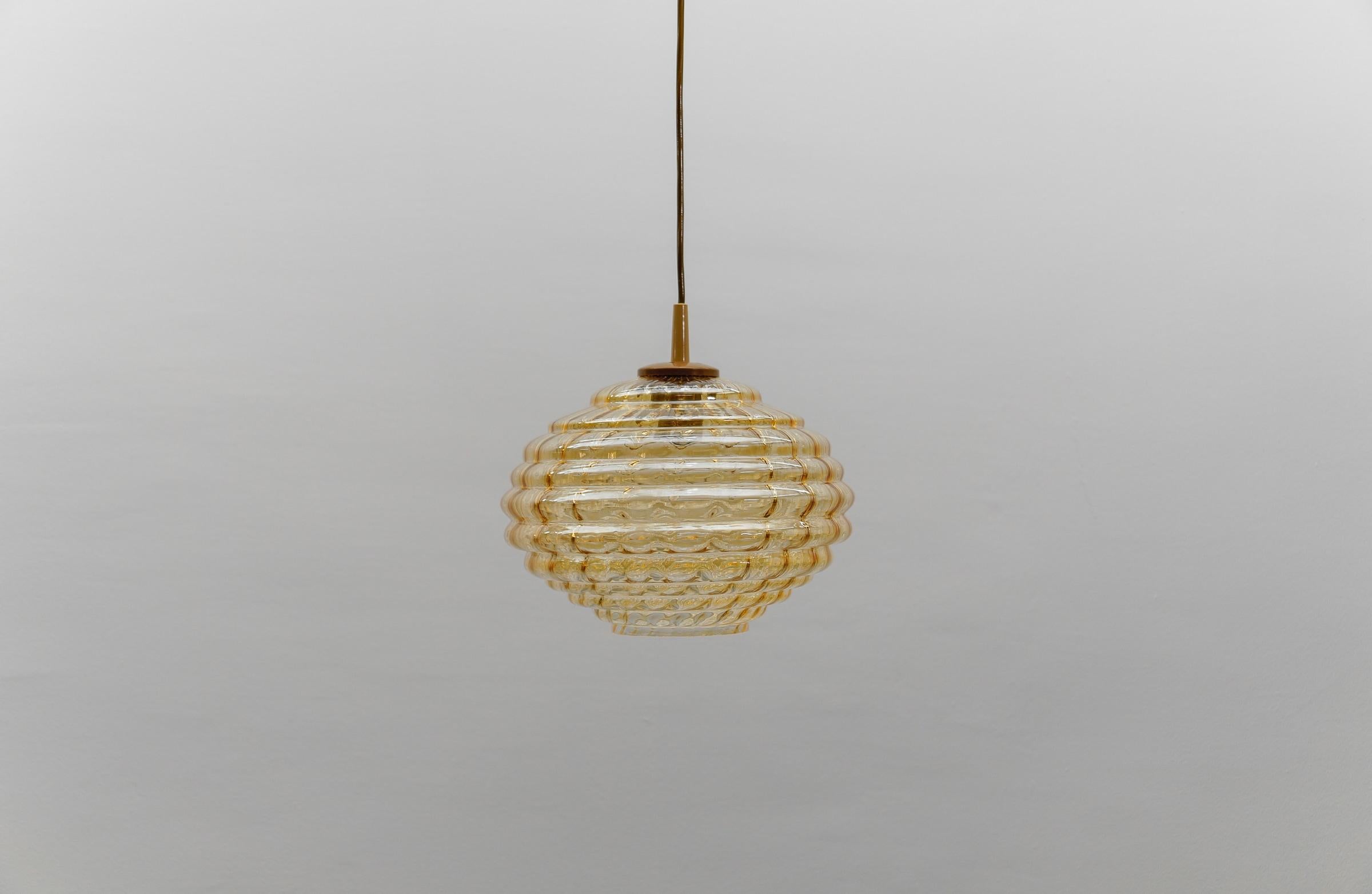 Metà XX secolo Lampada a sospensione in vetro ambrato Bee's Nest, Germania, 1960 in vendita