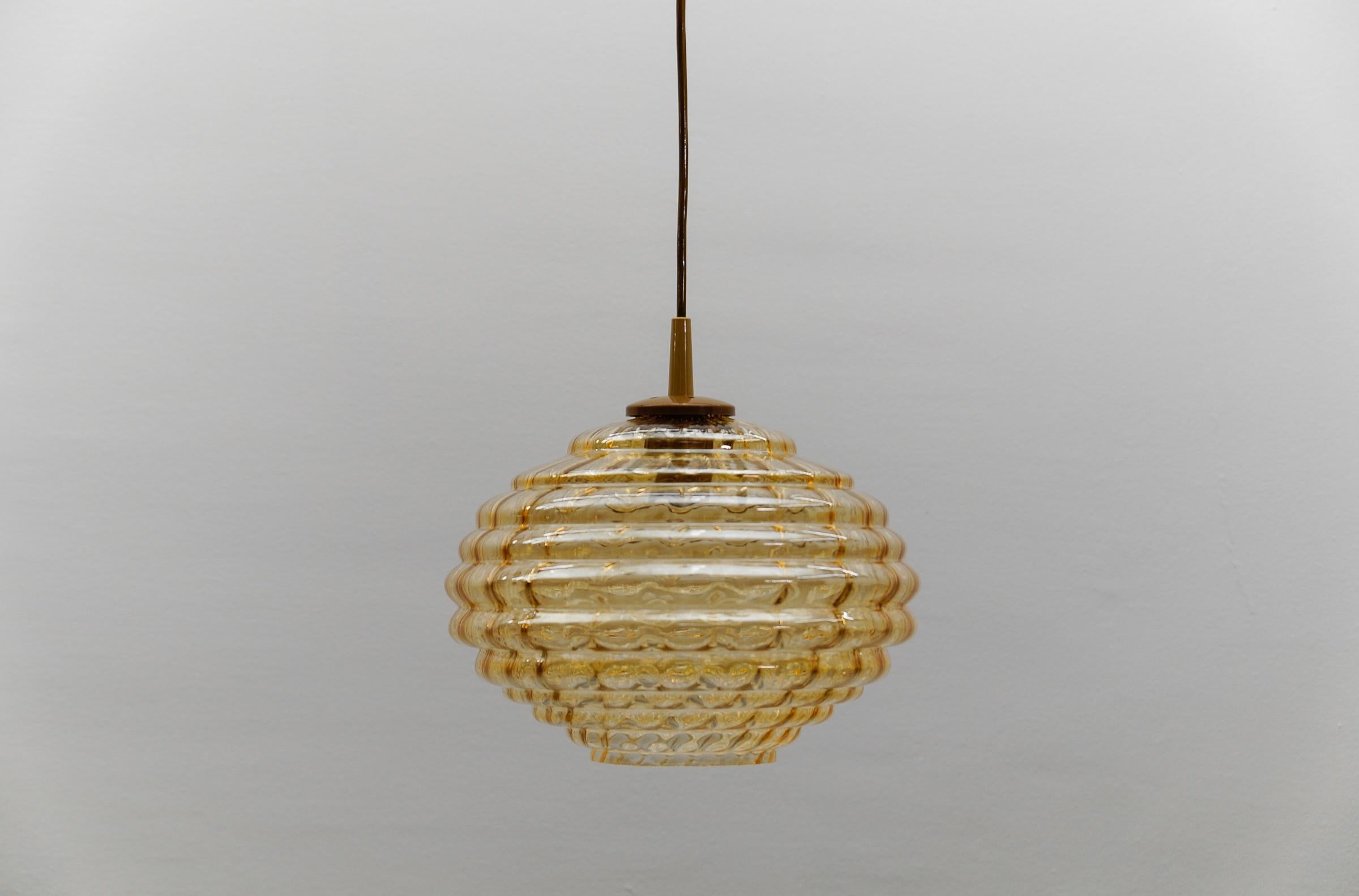 Lampada a sospensione in vetro ambrato Bee's Nest, Germania, 1960 in vendita 1