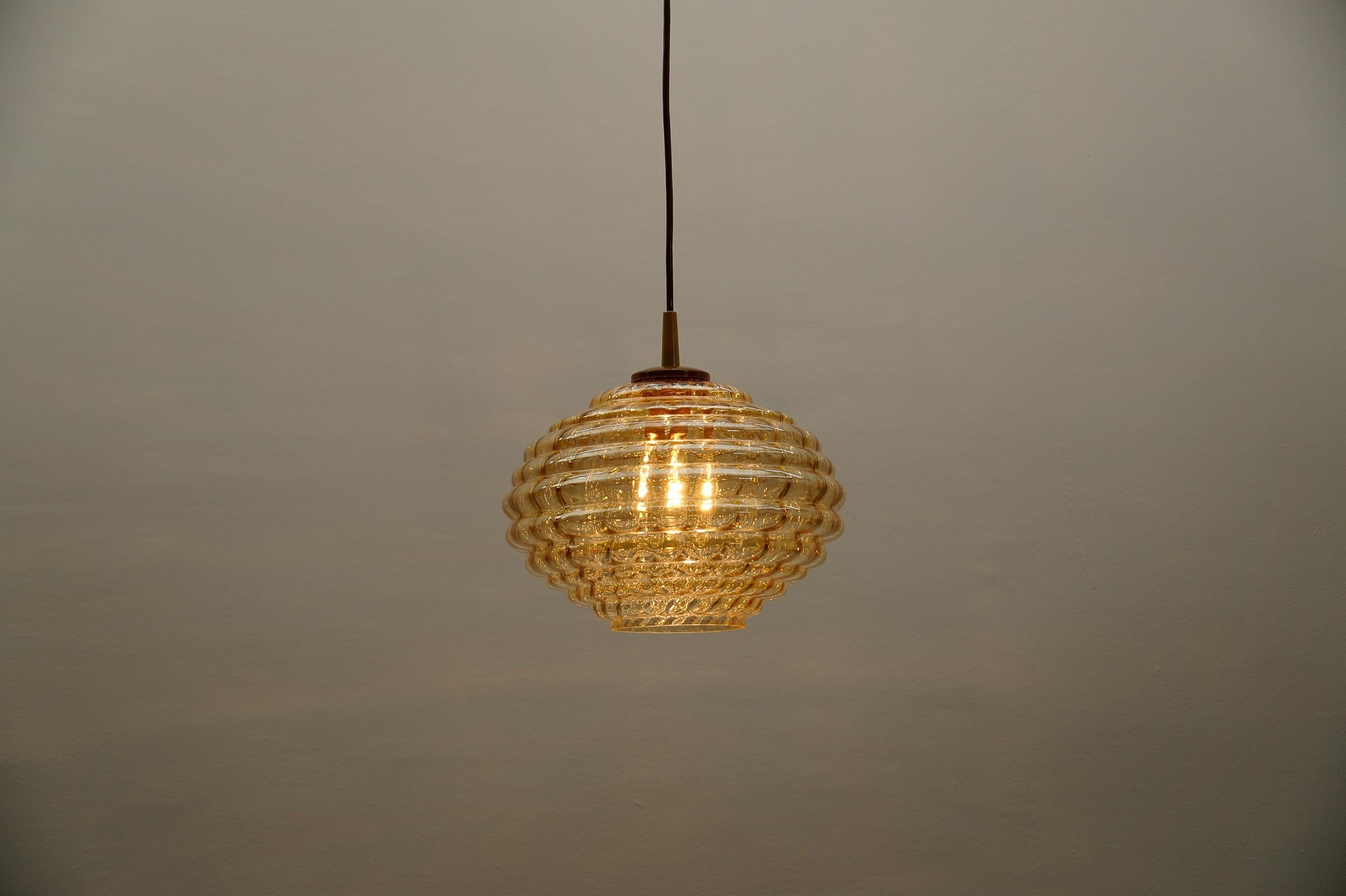 Lampada a sospensione in vetro ambrato Bee's Nest, Germania, 1960 in vendita 2