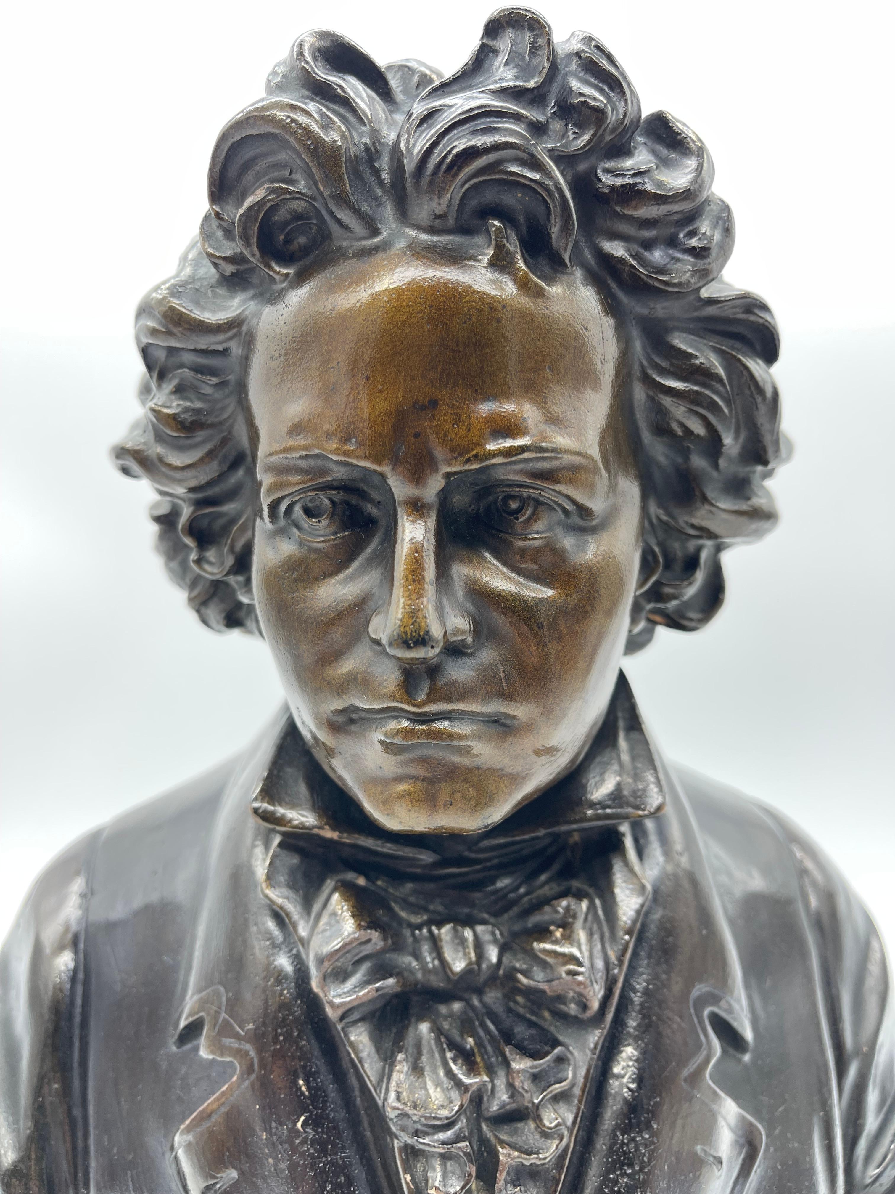 Celebra il genio di Ludwig van Beethoven con questo straordinario busto in terracotta, splendidamente rifinito con una radiosa patina di bronzo. Questo pezzo emana eleganza ed è un'aggiunta perfetta a qualsiasi interno ispirato alla musica classica