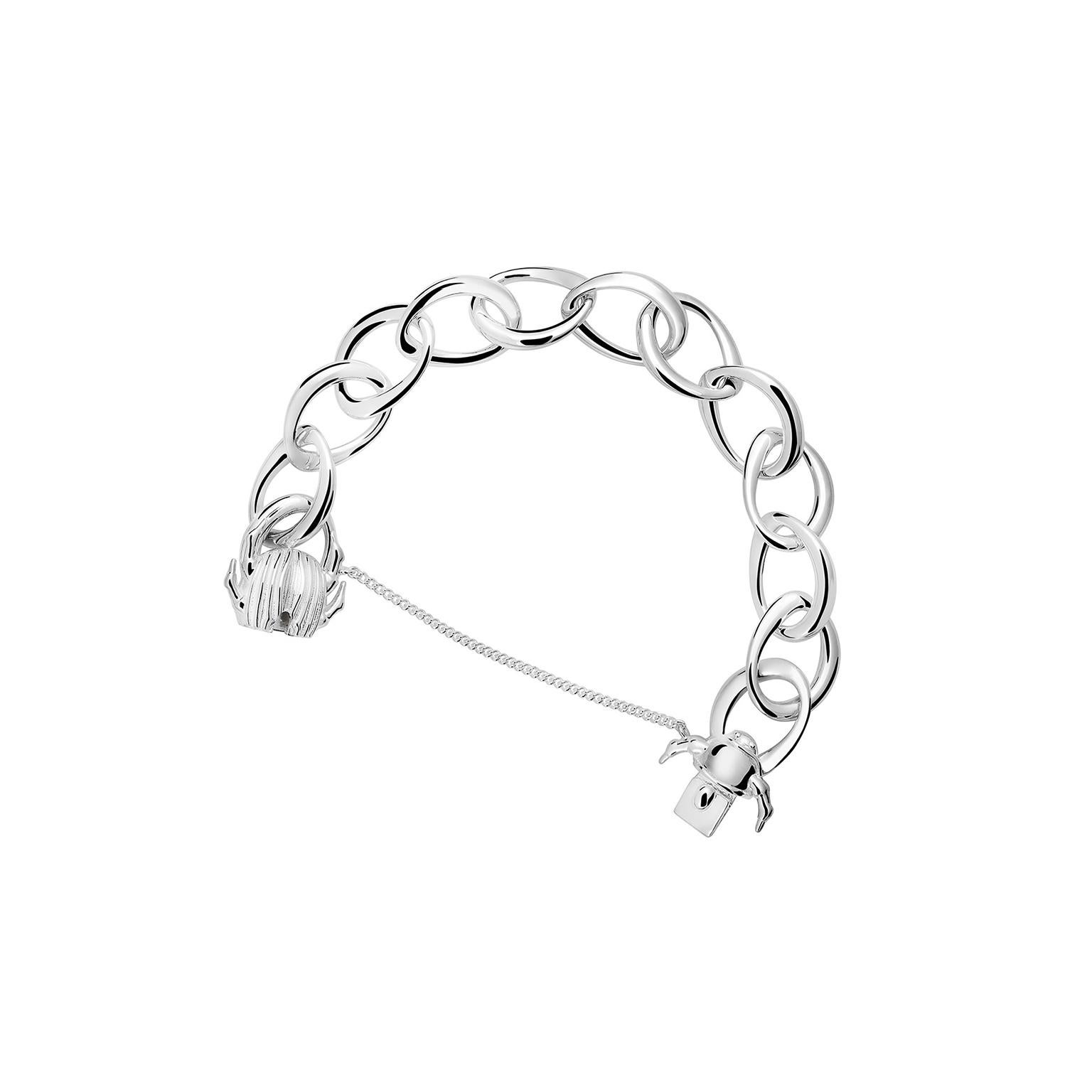 The Beetle Bracelet from the Animals Collection by TANE is made in silver .925. It is composed of a series of links inspired by nature, designed especially for collection. Its clasp is in the shape of a Beetle that is divided in half, revealing the