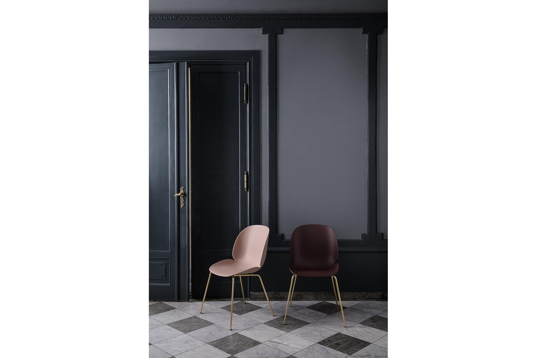 Acier Chaise de salle à manger coccinelle, tapissée sur le devant, base conique, chrome noir en vente