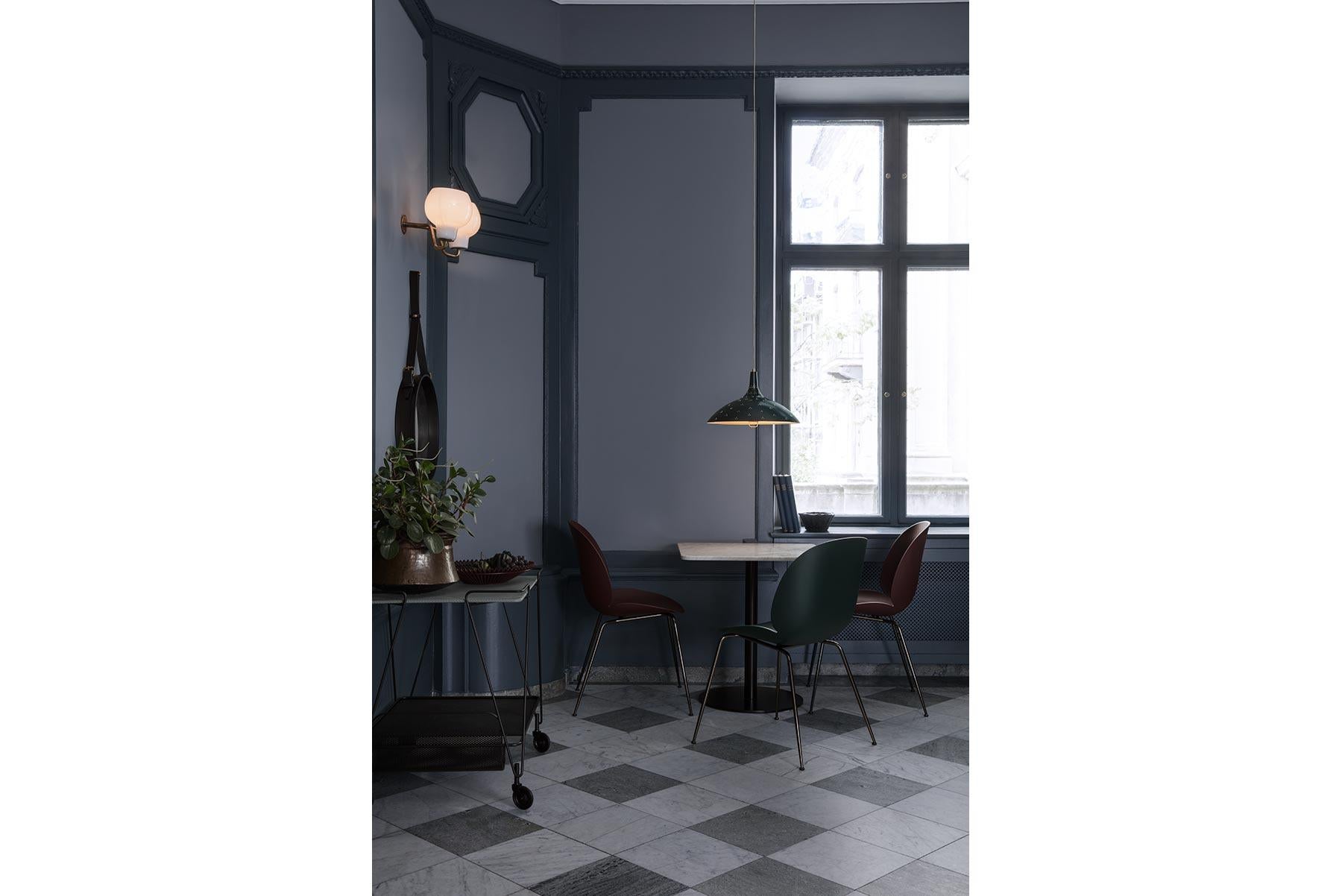 Esszimmerstuhl mit Käfer, vorne gepolstert, konischer Sockel, mattschwarz (Moderne der Mitte des Jahrhunderts) im Angebot
