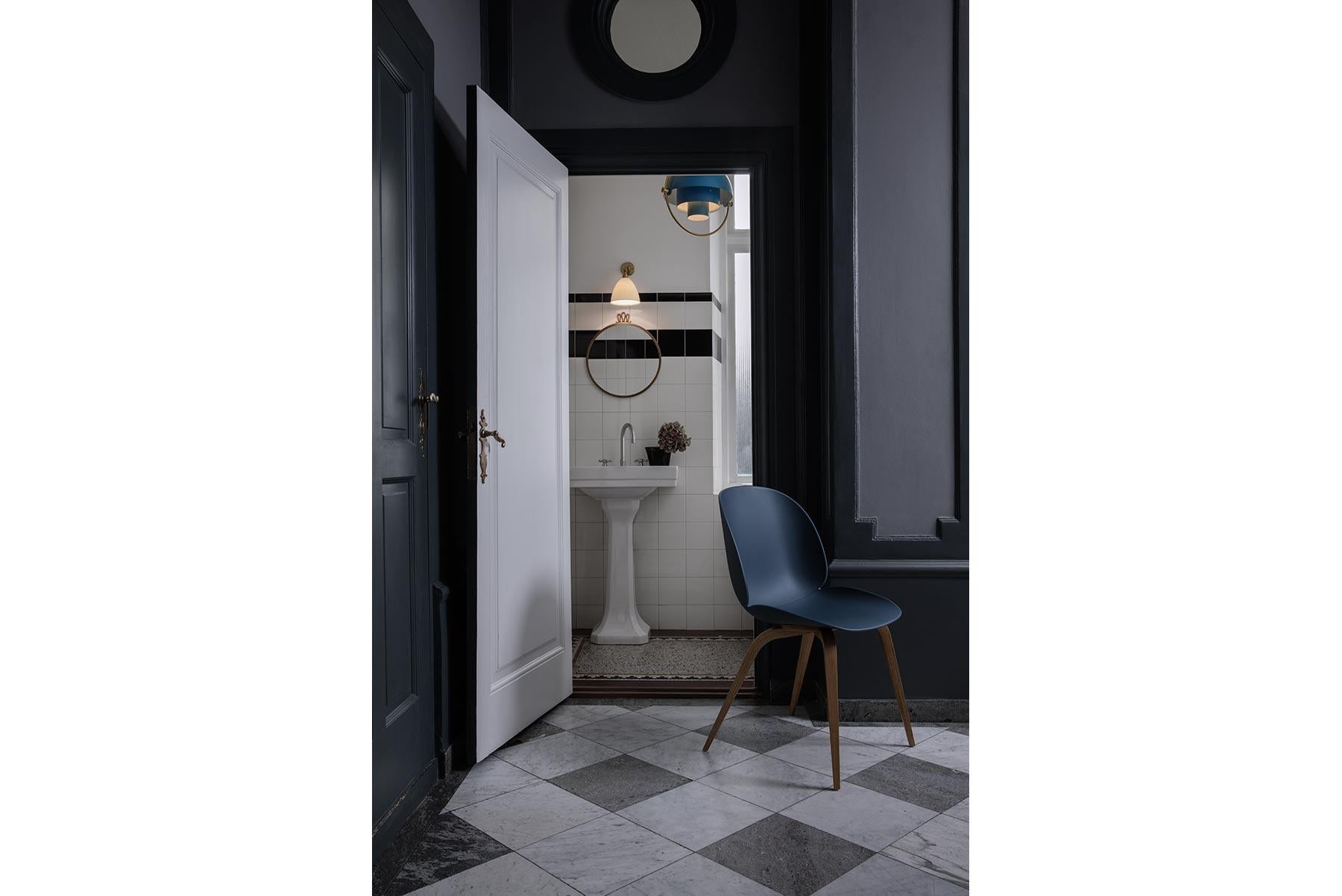 Chaise de salle à manger coccinelle, entièrement tapissée, en hêtre teinté noir en vente 3