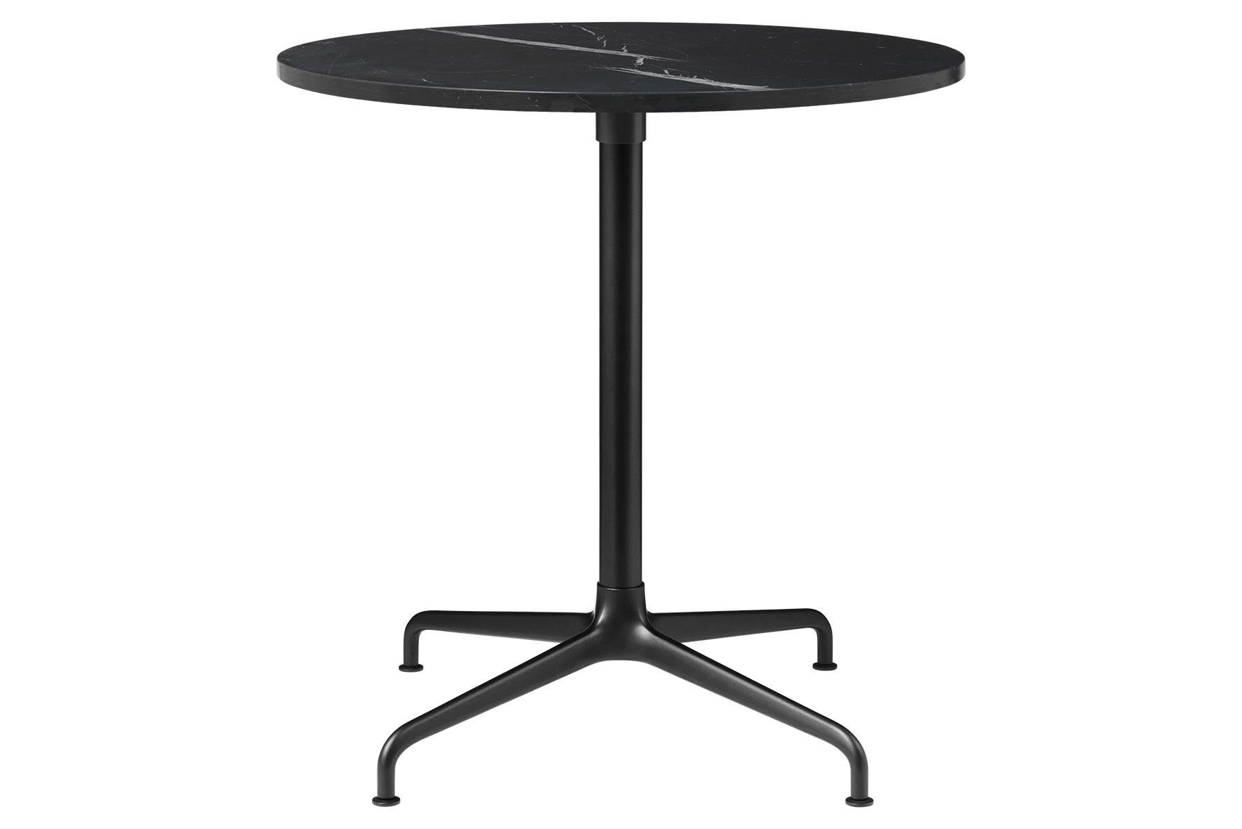 Avec l'introduction de la table Beetle, la collection Beetle s'est épanouie en une série aux possibilités illimitées. Aujourd'hui, la collection comprend la chaise de salle à manger Beetle, le tabouret Beetle, la chaise longue Beetle, le pouf