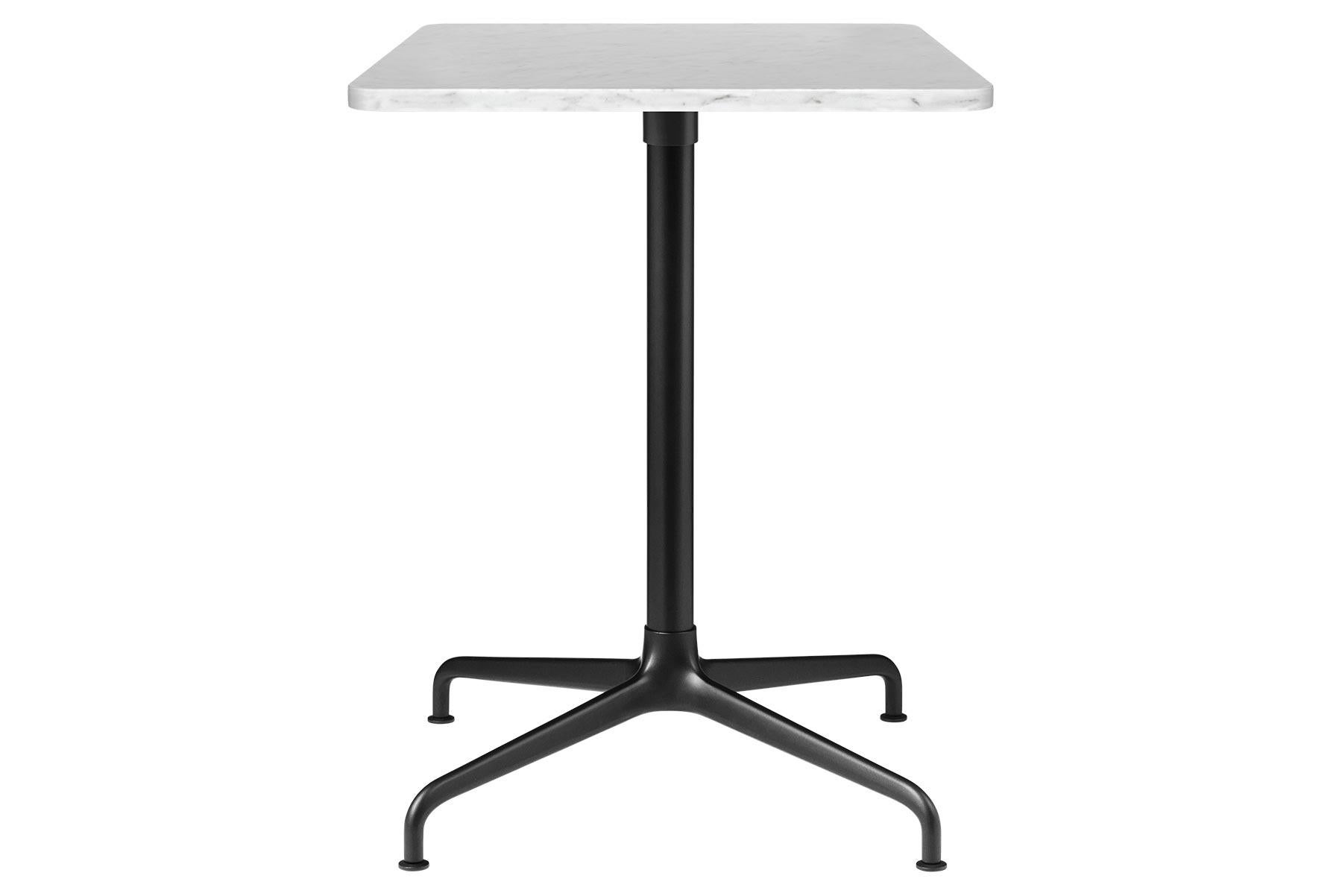 Avec l'introduction de la table Beetle, la collection Beetle s'est épanouie en une série aux possibilités illimitées. Aujourd'hui, la collection comprend la chaise de salle à manger Beetle, le tabouret Beetle, la chaise longue Beetle, le pouf