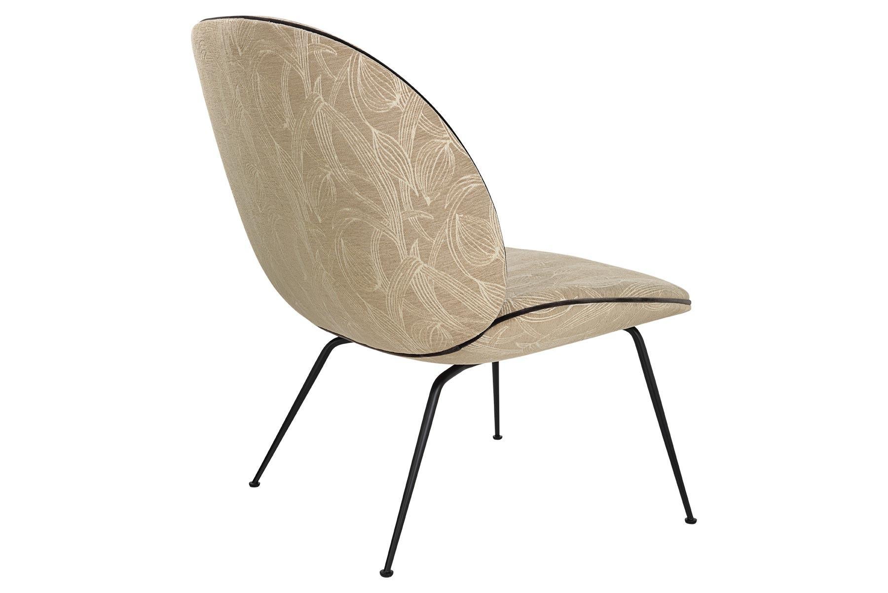 Le fauteuil de salon Beetle, avec son design confortable et sa silhouette généreusement proportionnée, est le fauteuil de salon parfait pour la relaxation dans toute maison contemporaine. La chaise longue Beetle fait fortement référence à la source