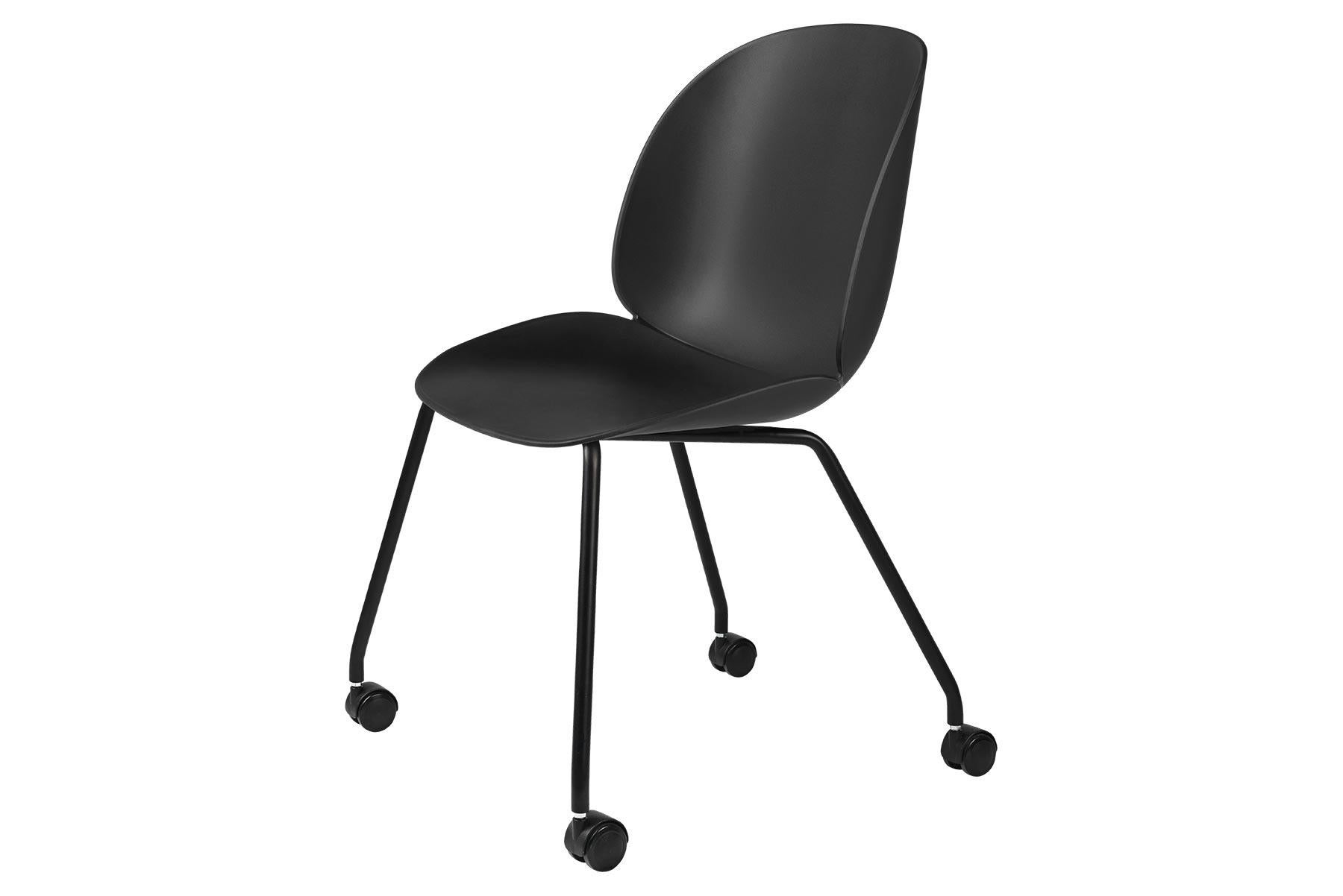 Mit der Einführung des ungepolsterten Stuhls Beetle hat sich die Kollektion zu einer Stuhlserie mit unbegrenzten Möglichkeiten entwickelt. Der Beetle-Stuhl ist nicht mehr nur gepolstert, sondern auch mit einer Polypropylen-Kunststoffschale